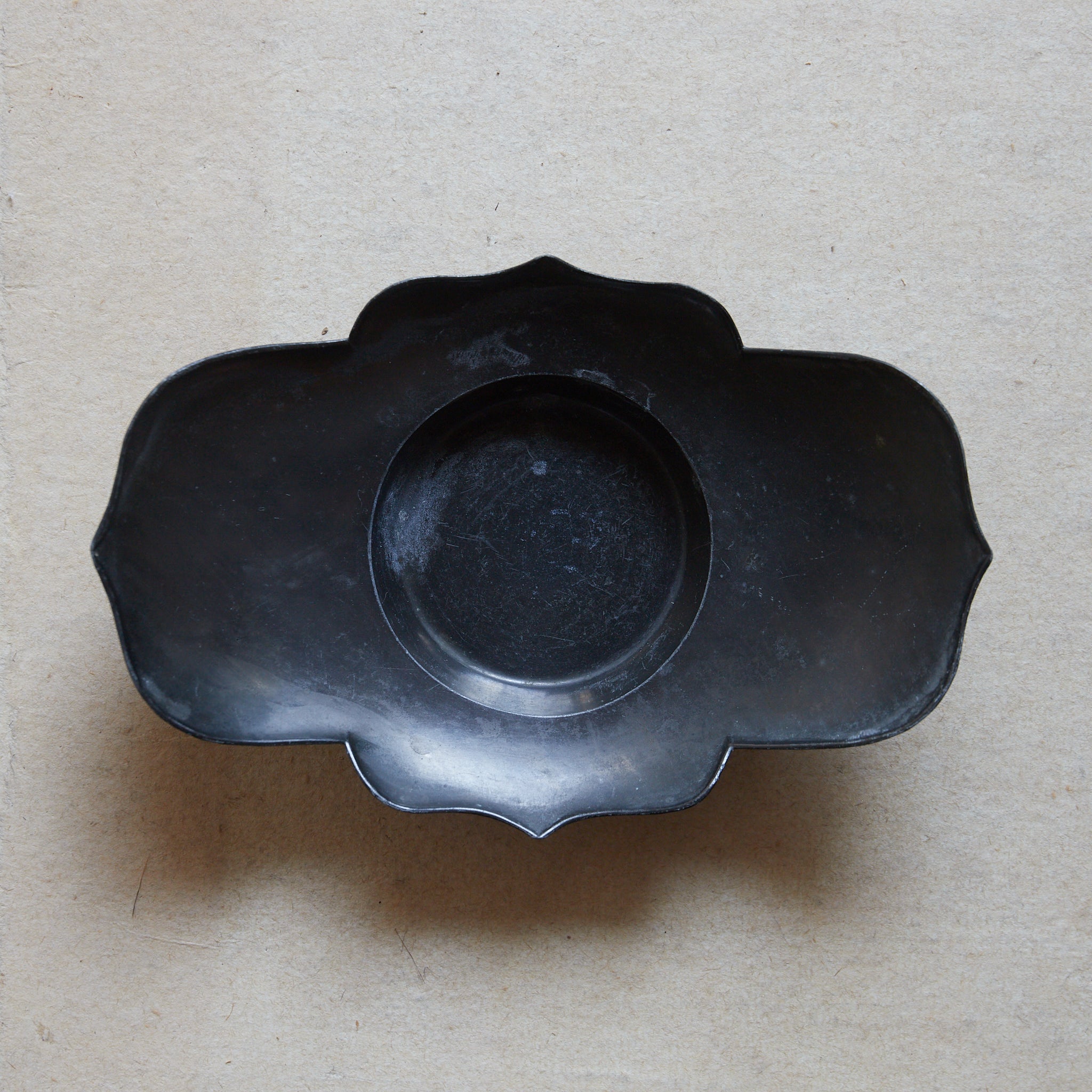 PLATILLO DE FLOR LOBULADA DE ESTAÑO VIEJO, Juego de 5, Dinastía Qing(1616–1911 d. C.)