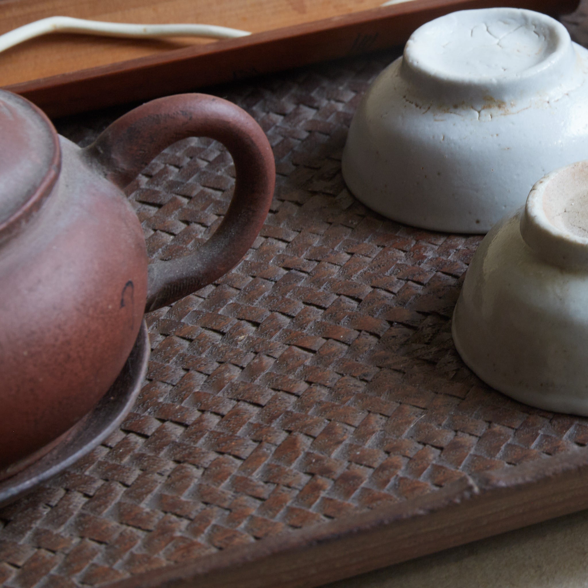 BANDEJA DE TÉ DE MADERA, Intrincadamente tallada con diseño de ajiro de imitación de bambú, Período Meiji–Taisho(1868–1926 d. C.)