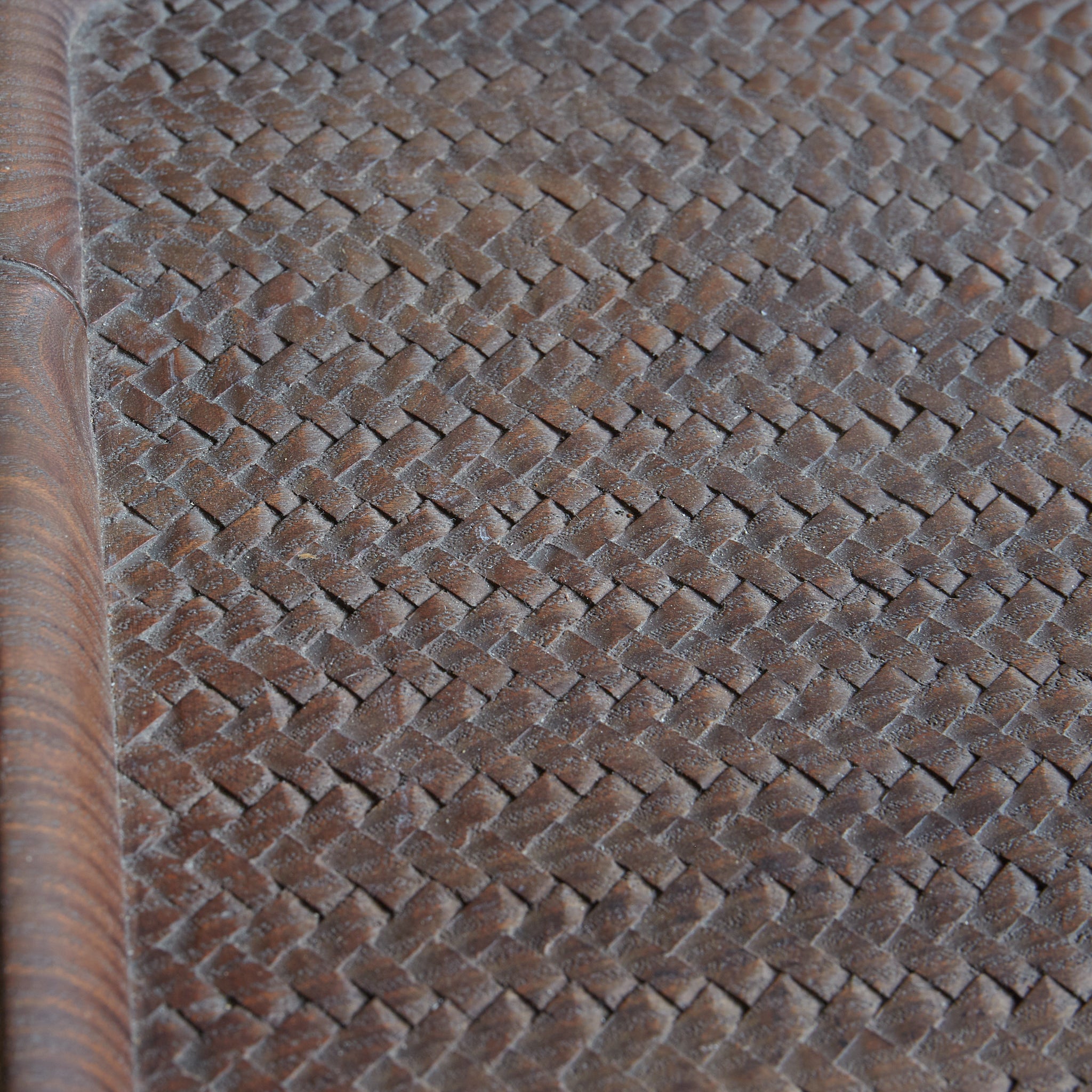 BANDEJA DE TÉ DE MADERA, Intrincadamente tallada con diseño de ajiro de imitación de bambú, Período Meiji–Taisho(1868–1926 d. C.)