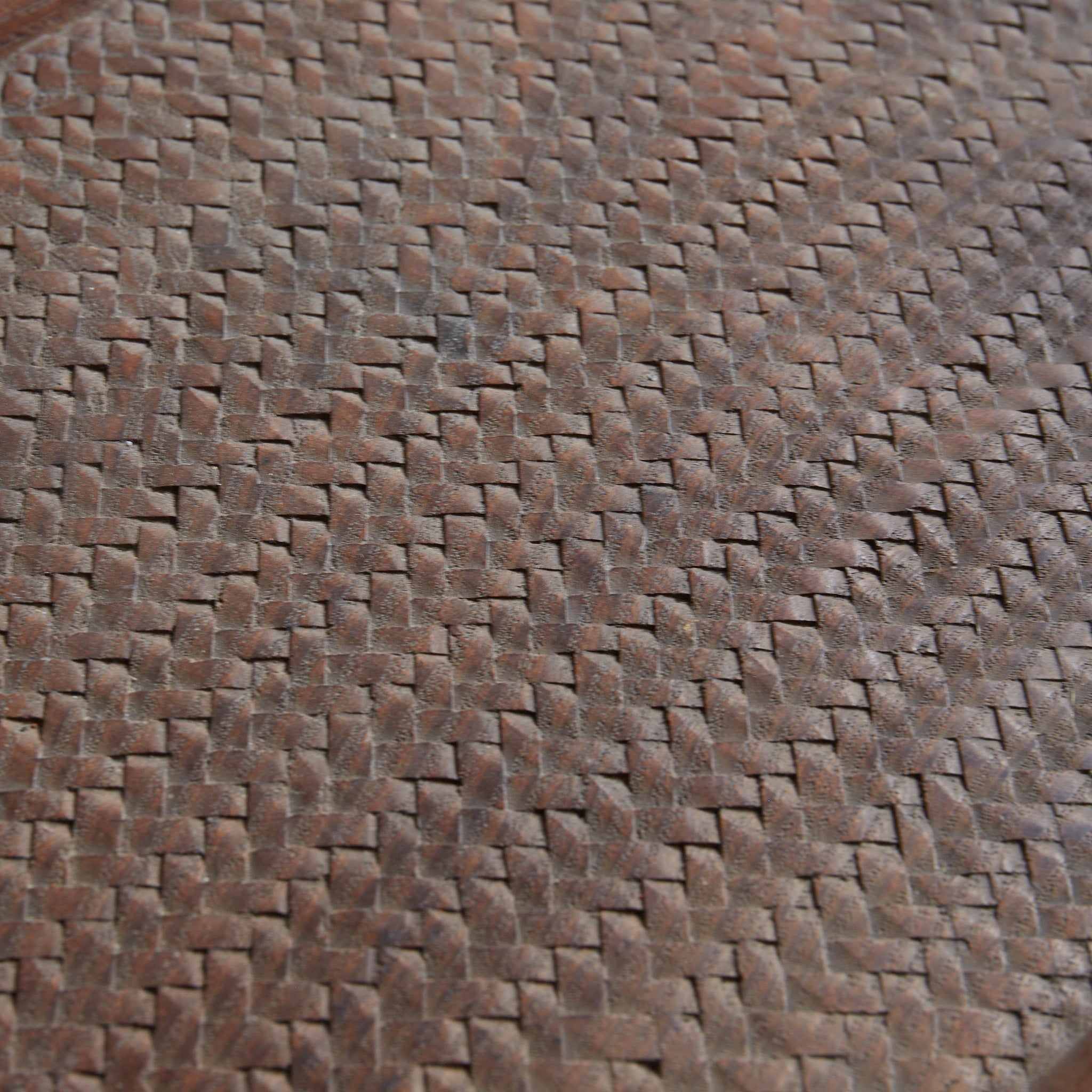 BANDEJA DE TÉ DE MADERA, Intrincadamente tallada con diseño de ajiro de imitación de bambú, Período Meiji–Taisho(1868–1926 d. C.)