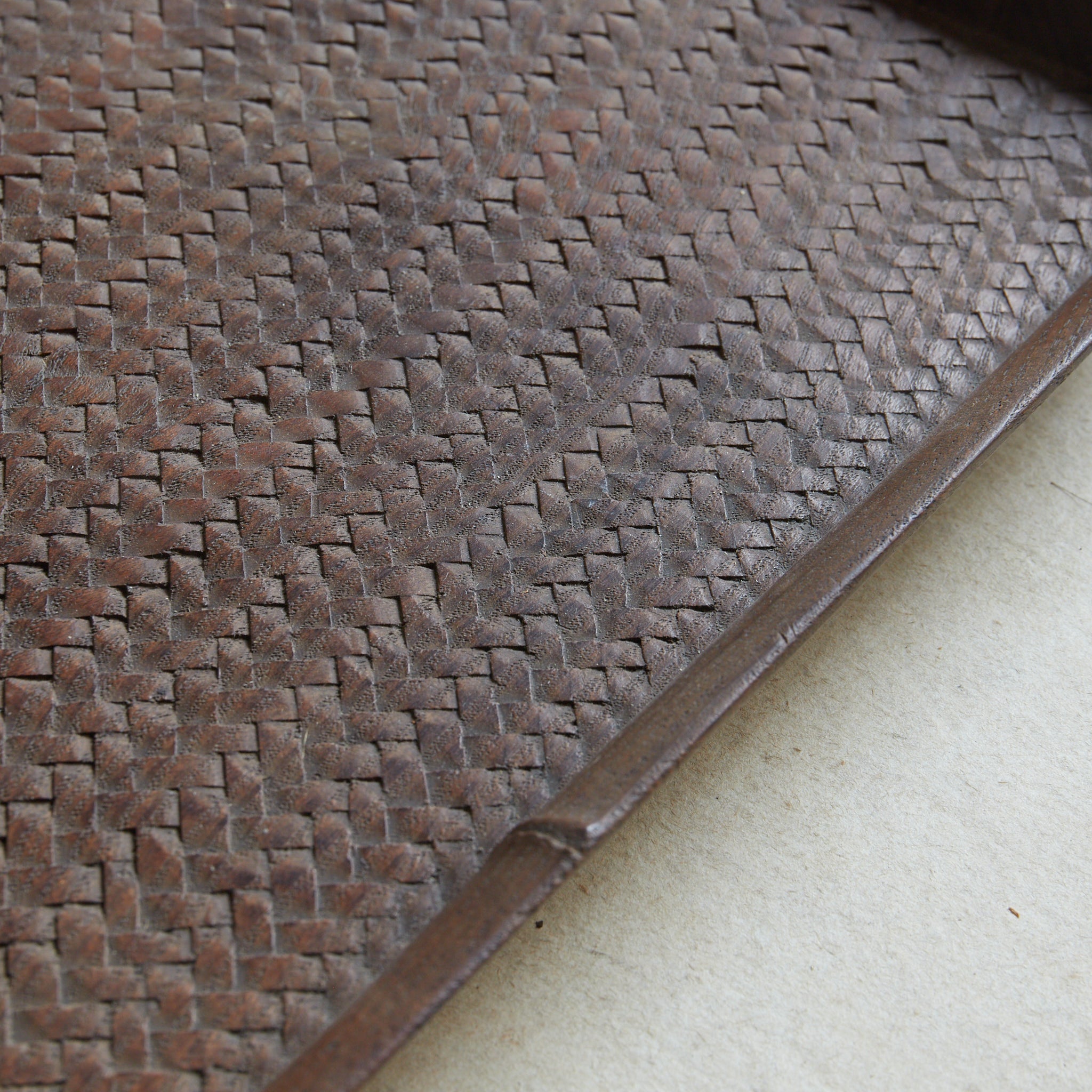 BANDEJA DE TÉ DE MADERA, Intrincadamente tallada con diseño de ajiro de imitación de bambú, Período Meiji–Taisho(1868–1926 d. C.)