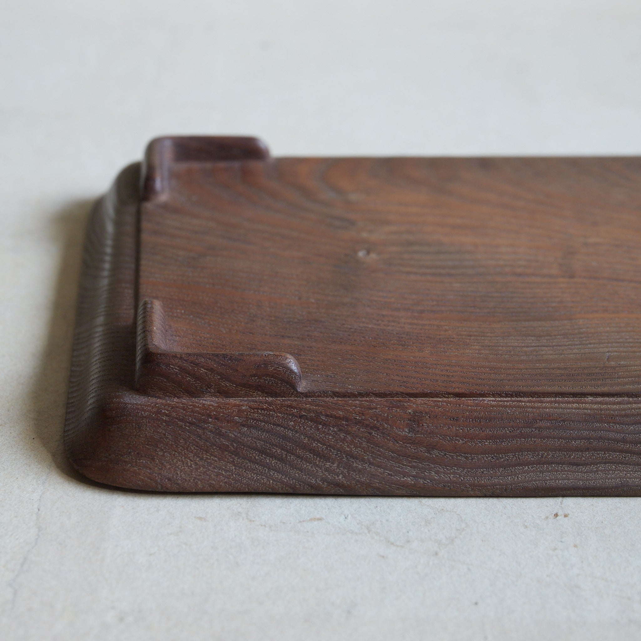 BANDEJA DE TÉ DE MADERA, Intrincadamente tallada con diseño de ajiro de imitación de bambú, Período Meiji–Taisho(1868–1926 d. C.)