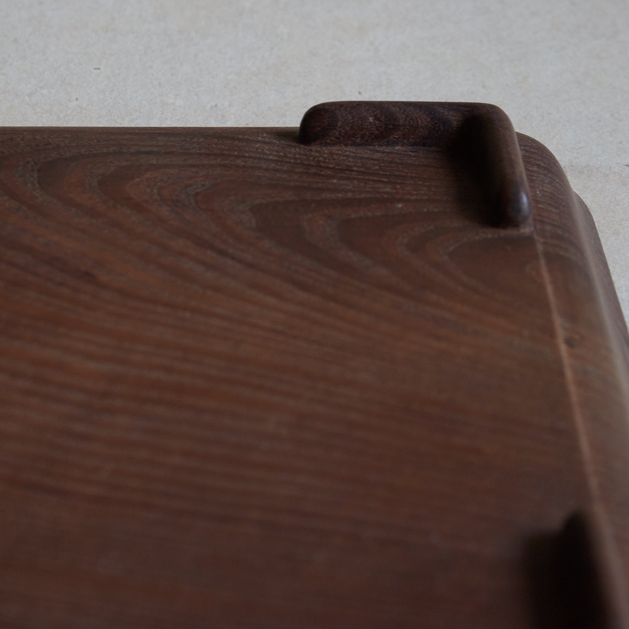BANDEJA DE TÉ DE MADERA, Intrincadamente tallada con diseño de ajiro de imitación de bambú, Período Meiji–Taisho(1868–1926 d. C.)