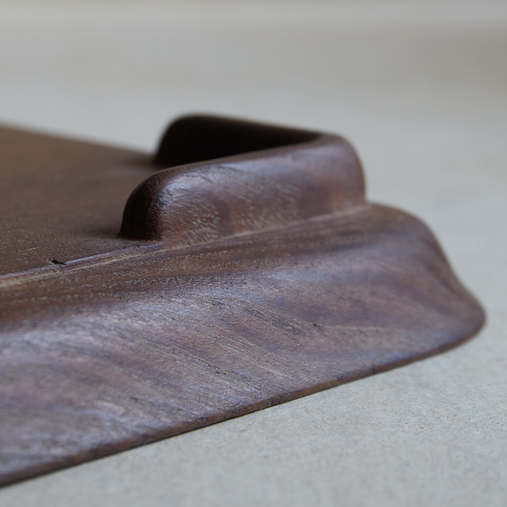 BANDEJA DE TÉ DE MADERA, Intrincadamente tallada con diseño de ajiro de imitación de bambú, Período Meiji–Taisho(1868–1926 d. C.)