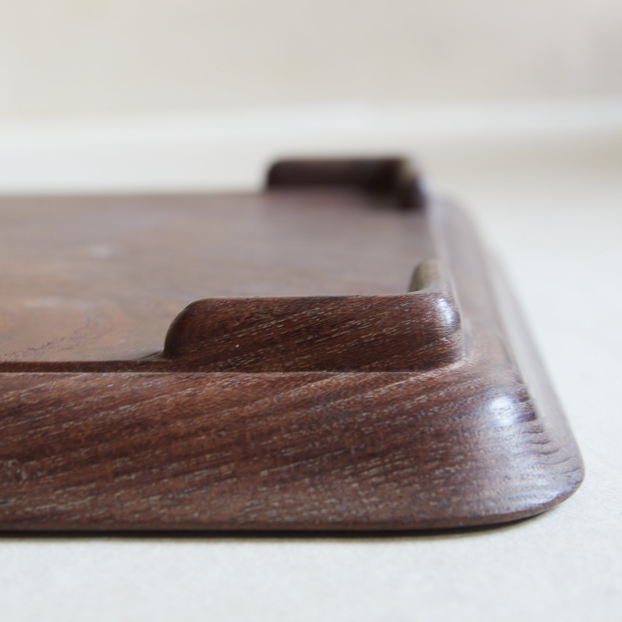 BANDEJA DE TÉ DE MADERA, Intrincadamente tallada con diseño de ajiro de imitación de bambú, Período Meiji–Taisho(1868–1926 d. C.)
