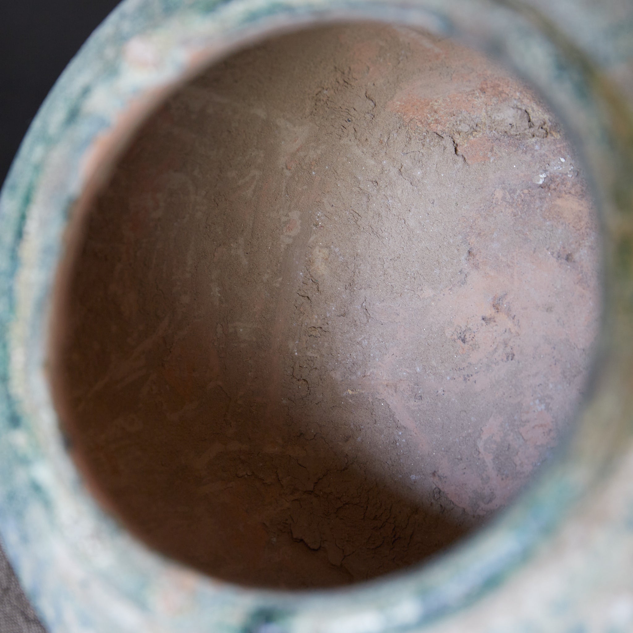 JARRA PEQUEÑA, Vidriado verde iridiscente, Dinastía Han(206 a. C.–220 d. C.)