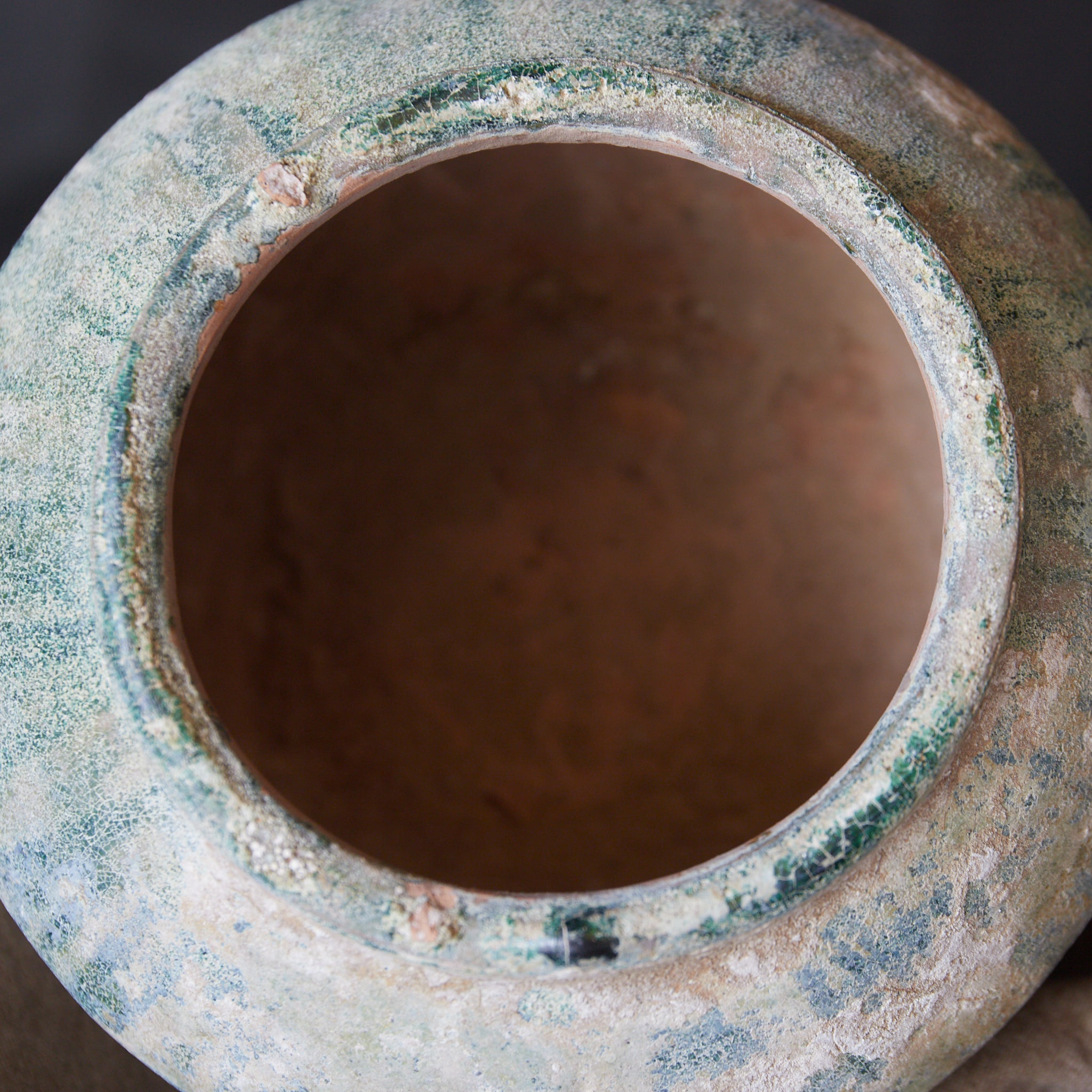 JARRA PEQUEÑA, Vidriado verde iridiscente, Dinastía Han(206 a. C.–220 d. C.)