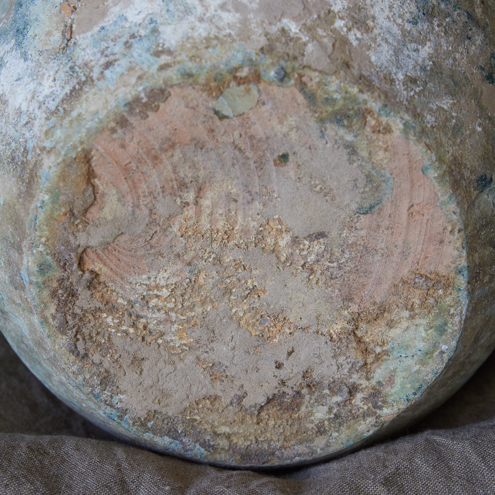 JARRA PEQUEÑA, Vidriado verde iridiscente, Dinastía Han(206 a. C.–220 d. C.)