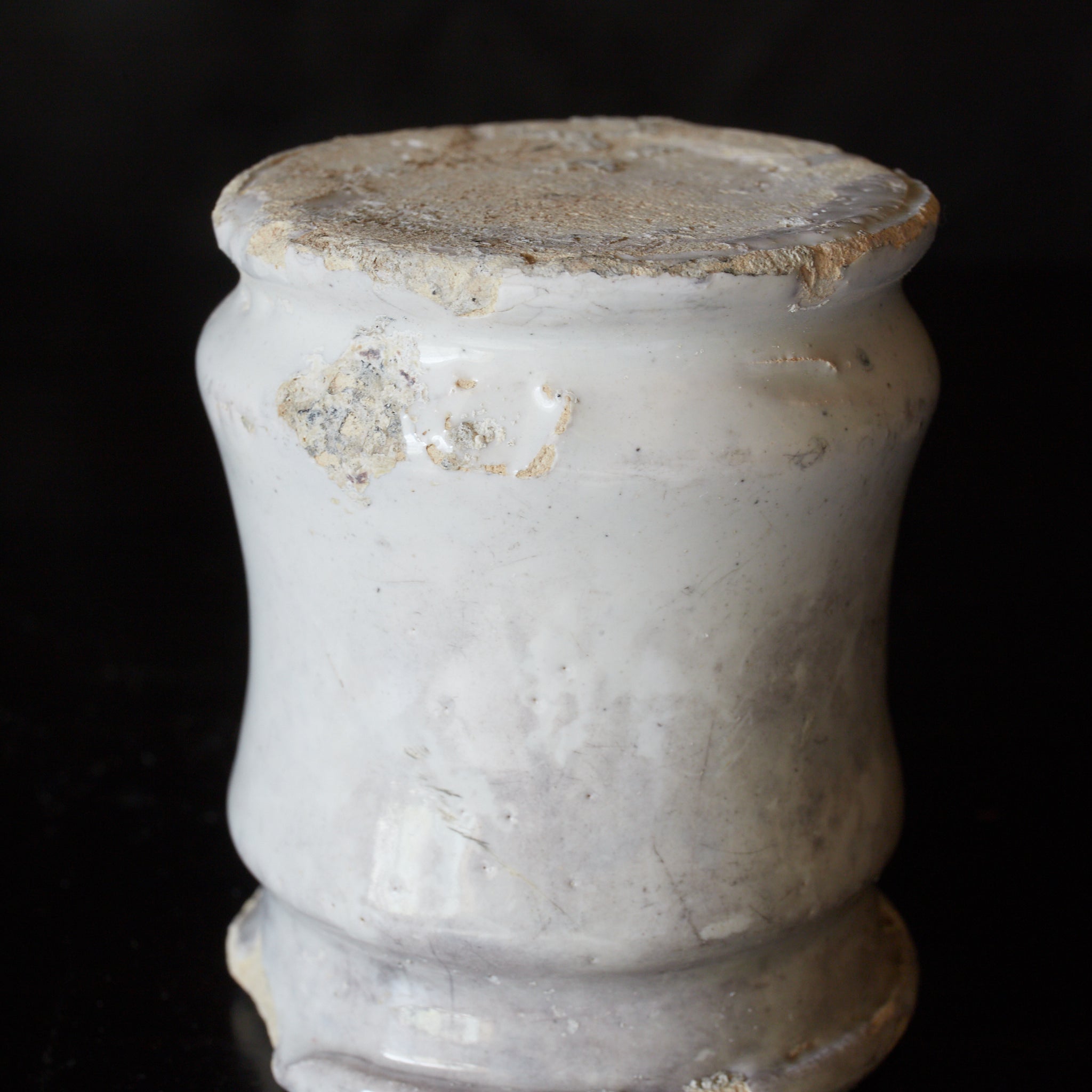 KLEINES ALBARELLOFÖRMIGES HÖLZERNES GEFÄSS, Delfter Ware, weiß glasiert mit deckel, Niederländische Antiquität