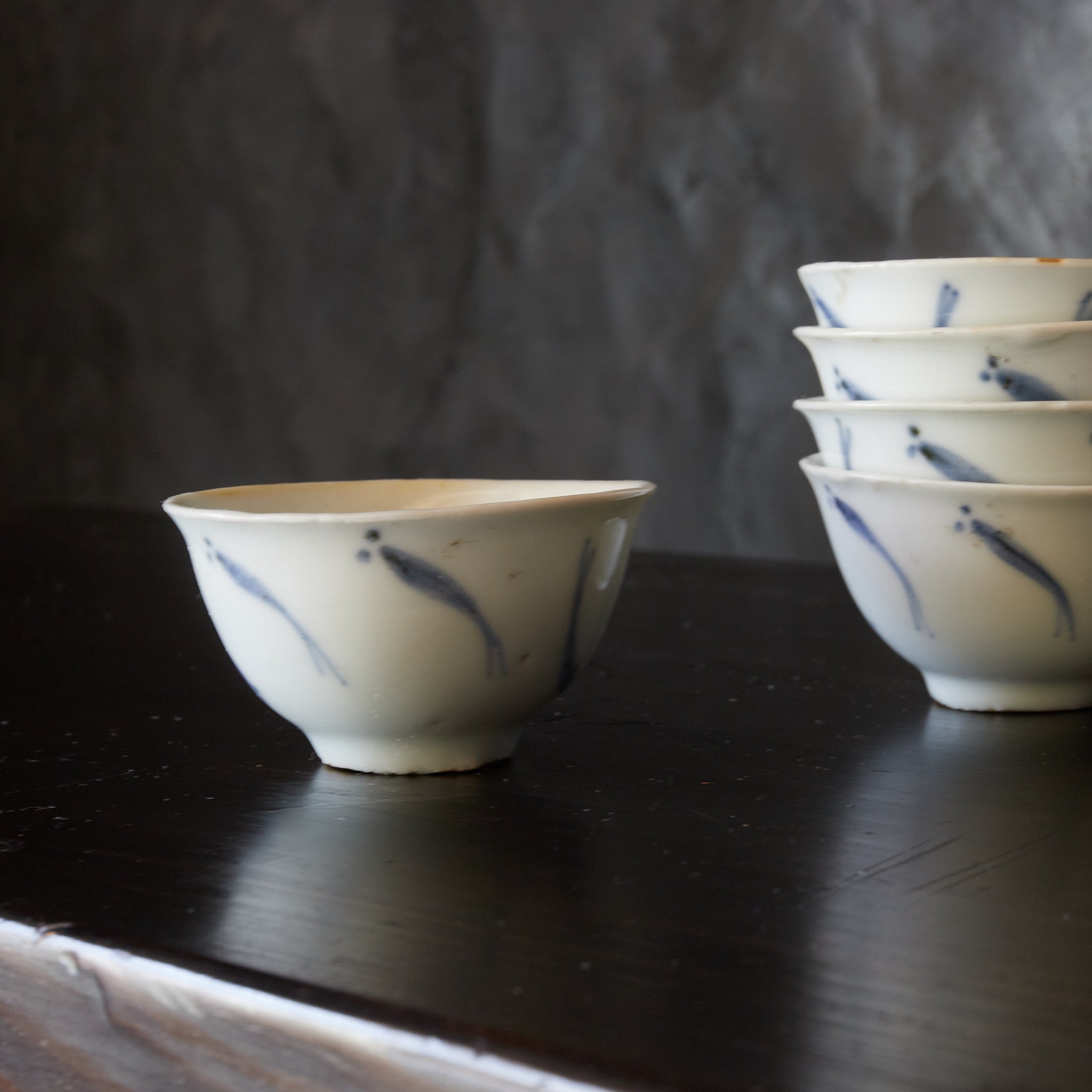 TAZA PARA SENCHA, Ko-Imari, porcelana azul y blanca con patrón de pez de arroz japonés, juego de 5, Período Edo(1603–1867 d. C.)
