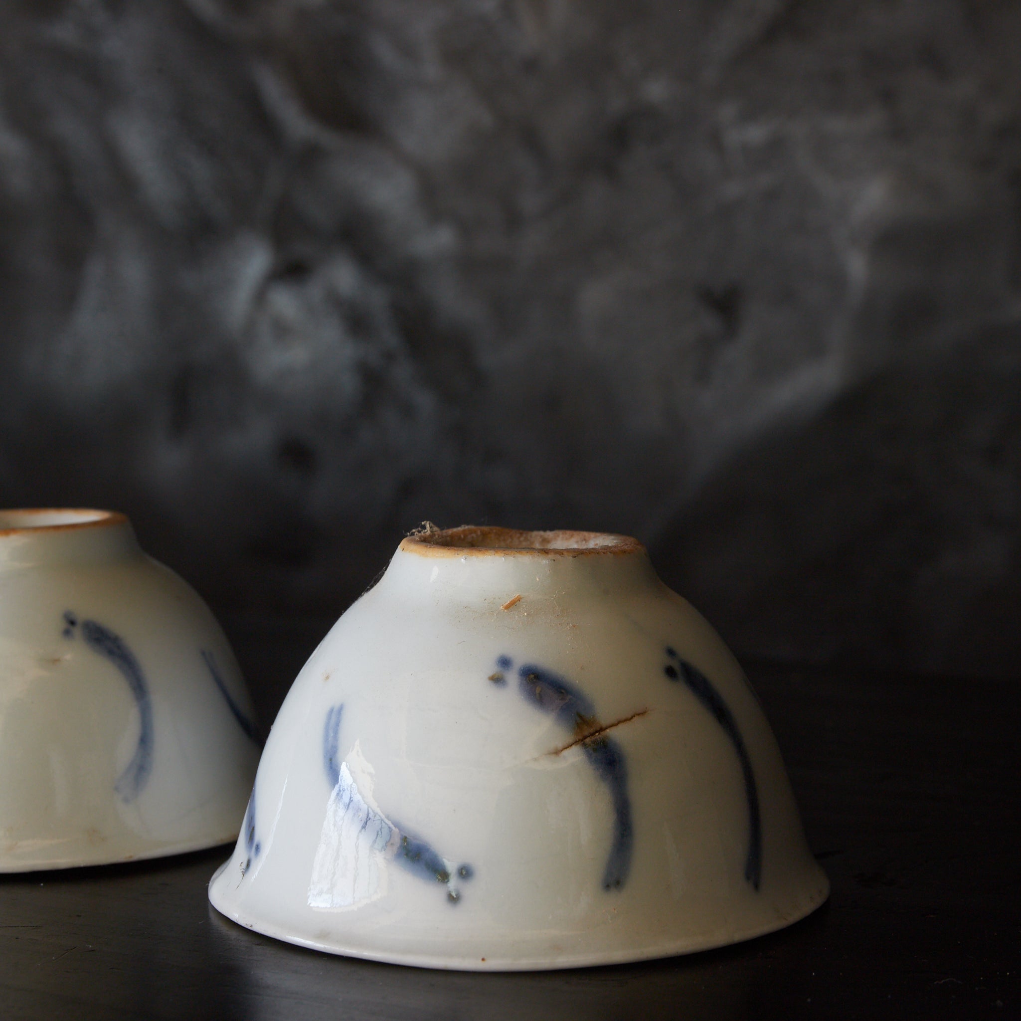 TAZA PARA SENCHA, Ko-Imari, porcelana azul y blanca con patrón de pez de arroz japonés, juego de 5, Período Edo(1603–1867 d. C.)