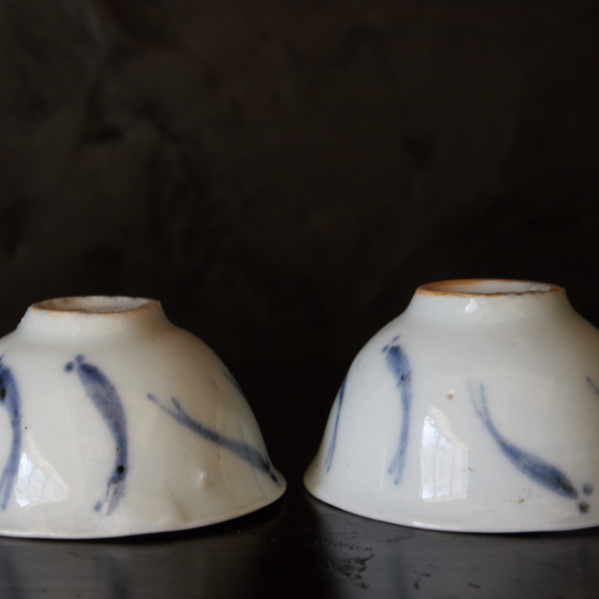 TAZA PARA SENCHA, Ko-Imari, porcelana azul y blanca con patrón de pez de arroz japonés, juego de 5, Período Edo(1603–1867 d. C.)