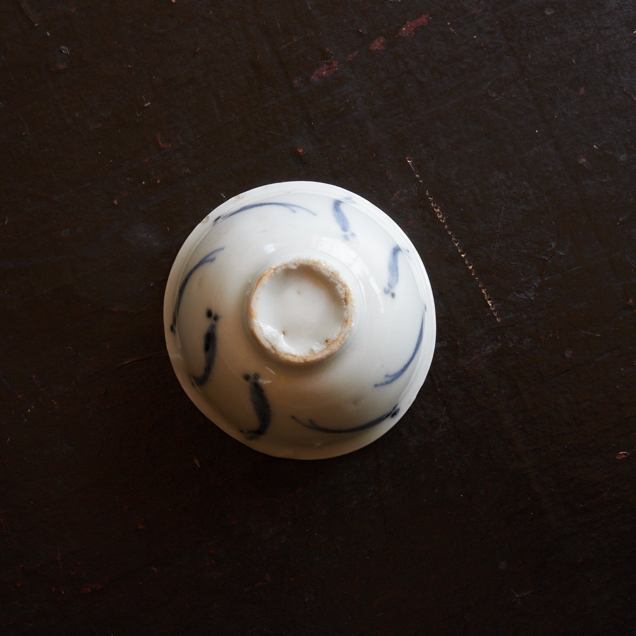 TAZA PARA SENCHA, Ko-Imari, porcelana azul y blanca con patrón de pez de arroz japonés, juego de 5, Período Edo(1603–1867 d. C.)