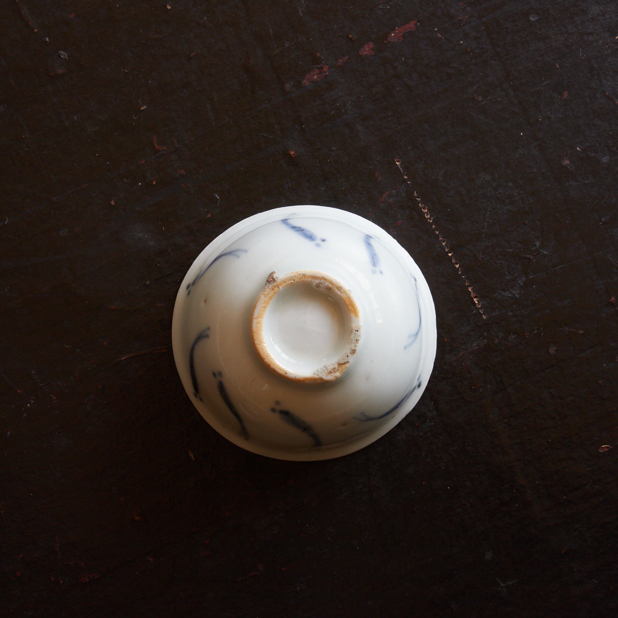 TAZA PARA SENCHA, Ko-Imari, porcelana azul y blanca con patrón de pez de arroz japonés, juego de 5, Período Edo(1603–1867 d. C.)