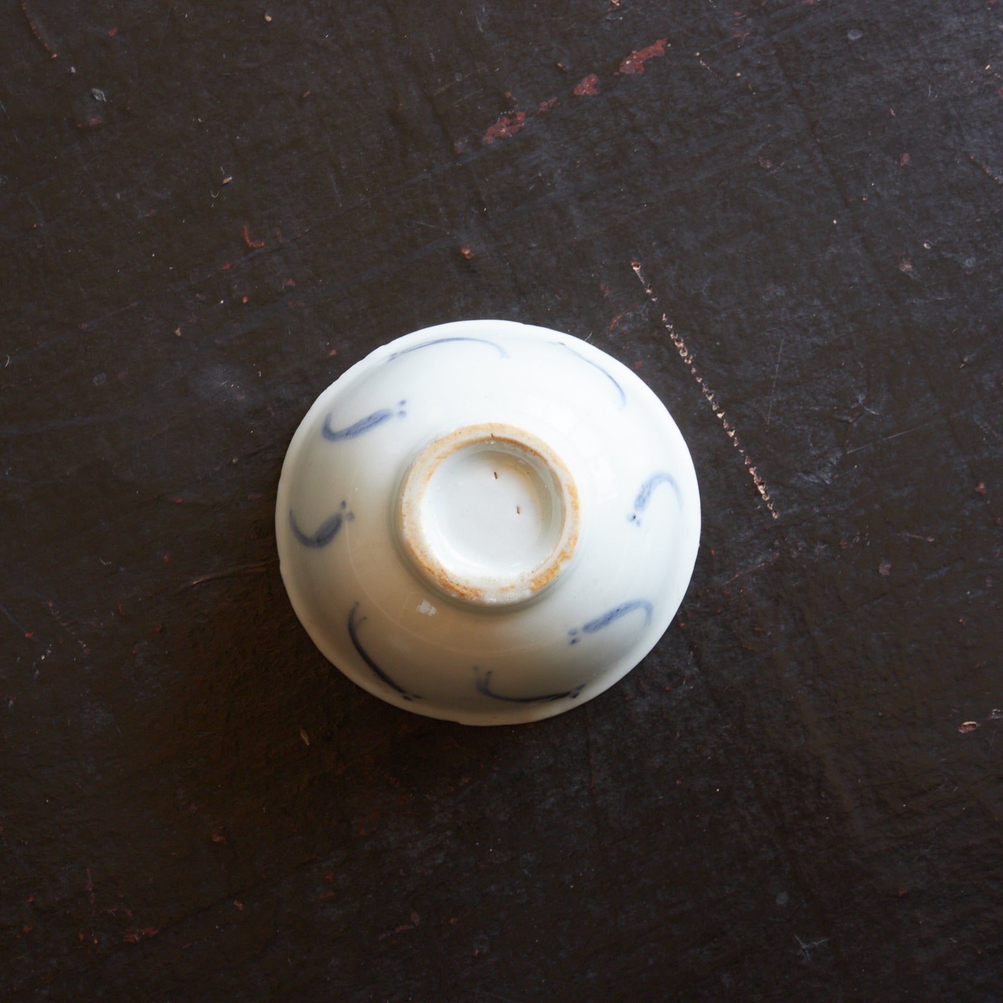 TAZA PARA SENCHA, Ko-Imari, porcelana azul y blanca con patrón de pez de arroz japonés, juego de 5, Período Edo(1603–1867 d. C.)