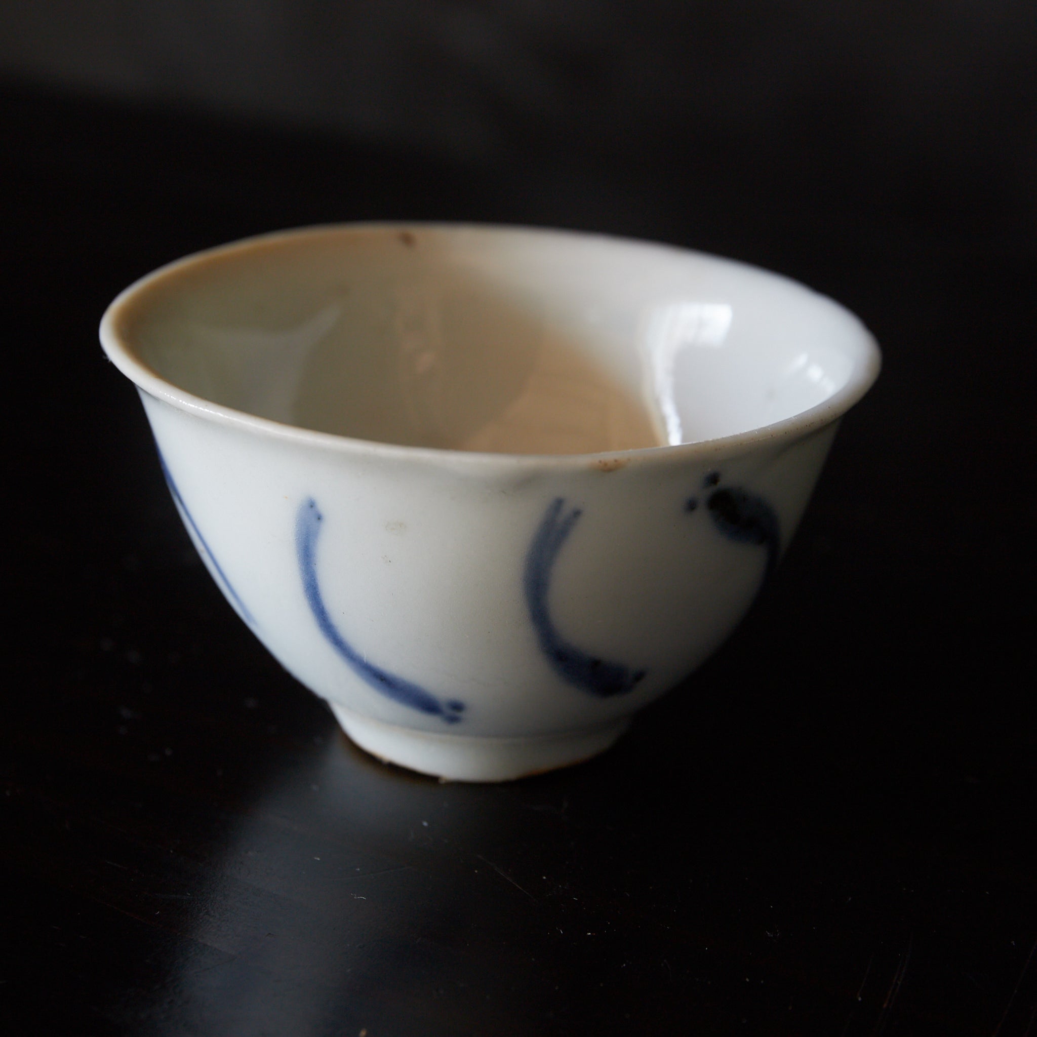 TAZA PARA SENCHA, Ko-Imari, porcelana azul y blanca con patrón de pez de arroz japonés, juego de 5, Período Edo(1603–1867 d. C.)