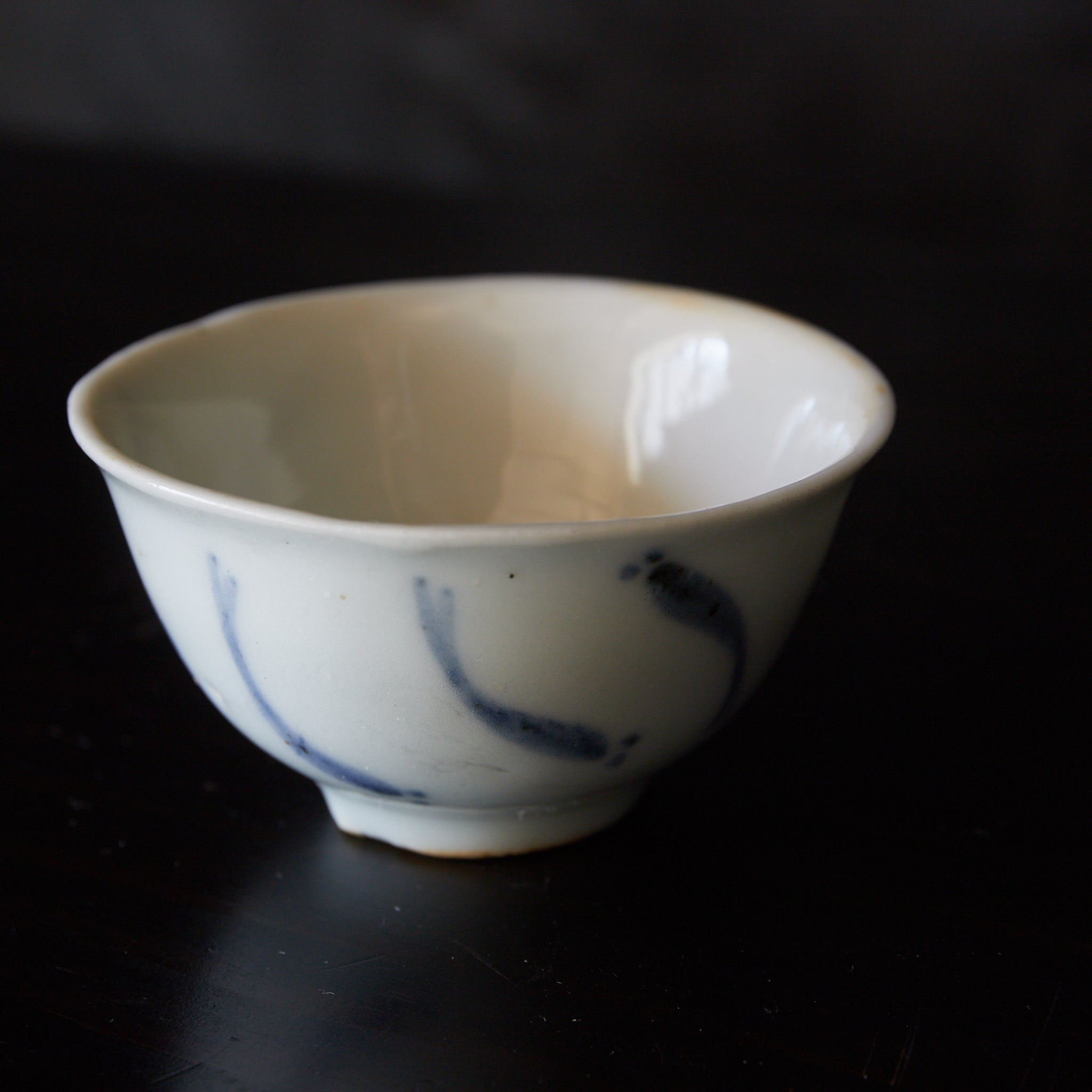 TAZA PARA SENCHA, Ko-Imari, porcelana azul y blanca con patrón de pez de arroz japonés, juego de 5, Período Edo(1603–1867 d. C.)