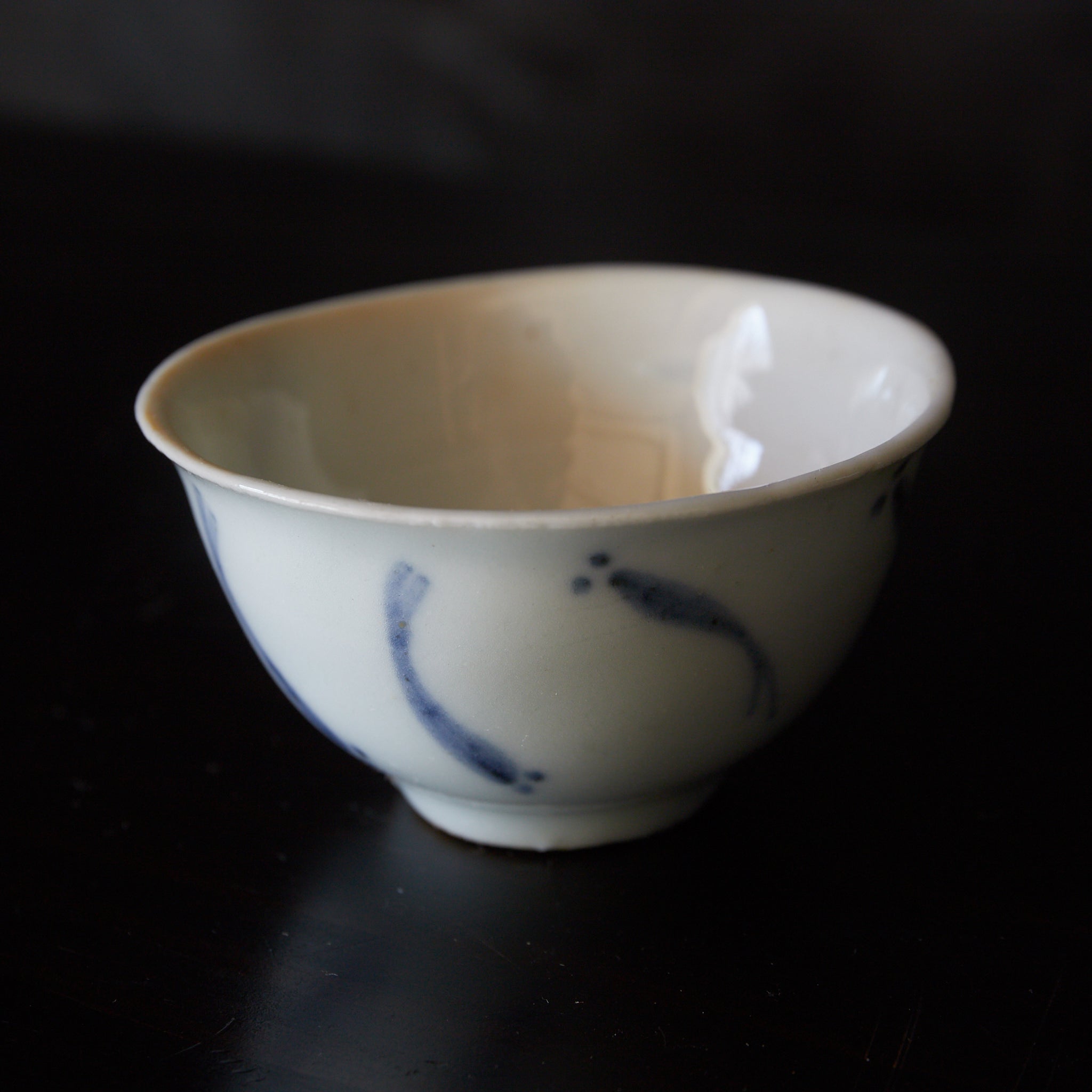 TAZA PARA SENCHA, Ko-Imari, porcelana azul y blanca con patrón de pez de arroz japonés, juego de 5, Período Edo(1603–1867 d. C.)