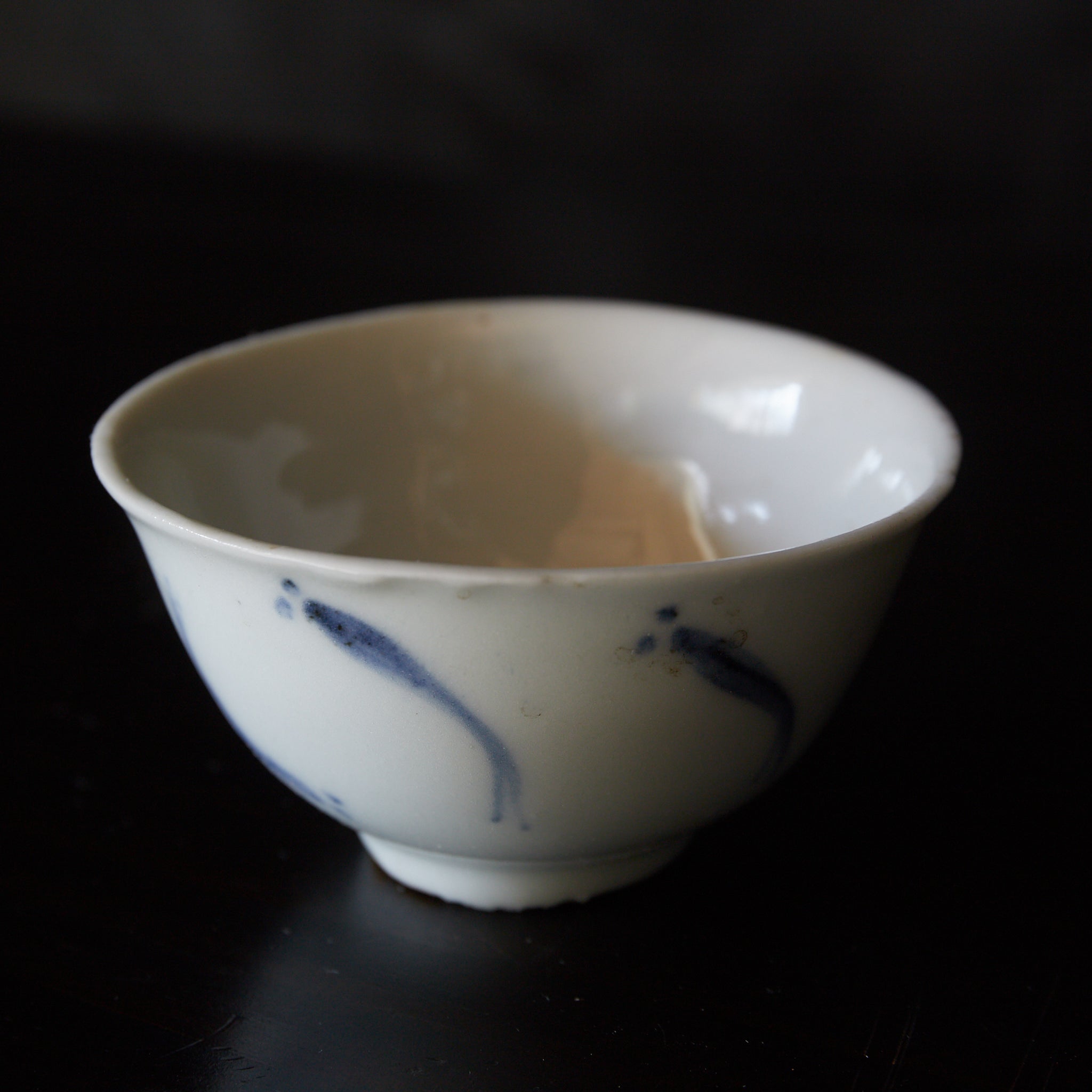 TAZA PARA SENCHA, Ko-Imari, porcelana azul y blanca con patrón de pez de arroz japonés, juego de 5, Período Edo(1603–1867 d. C.)