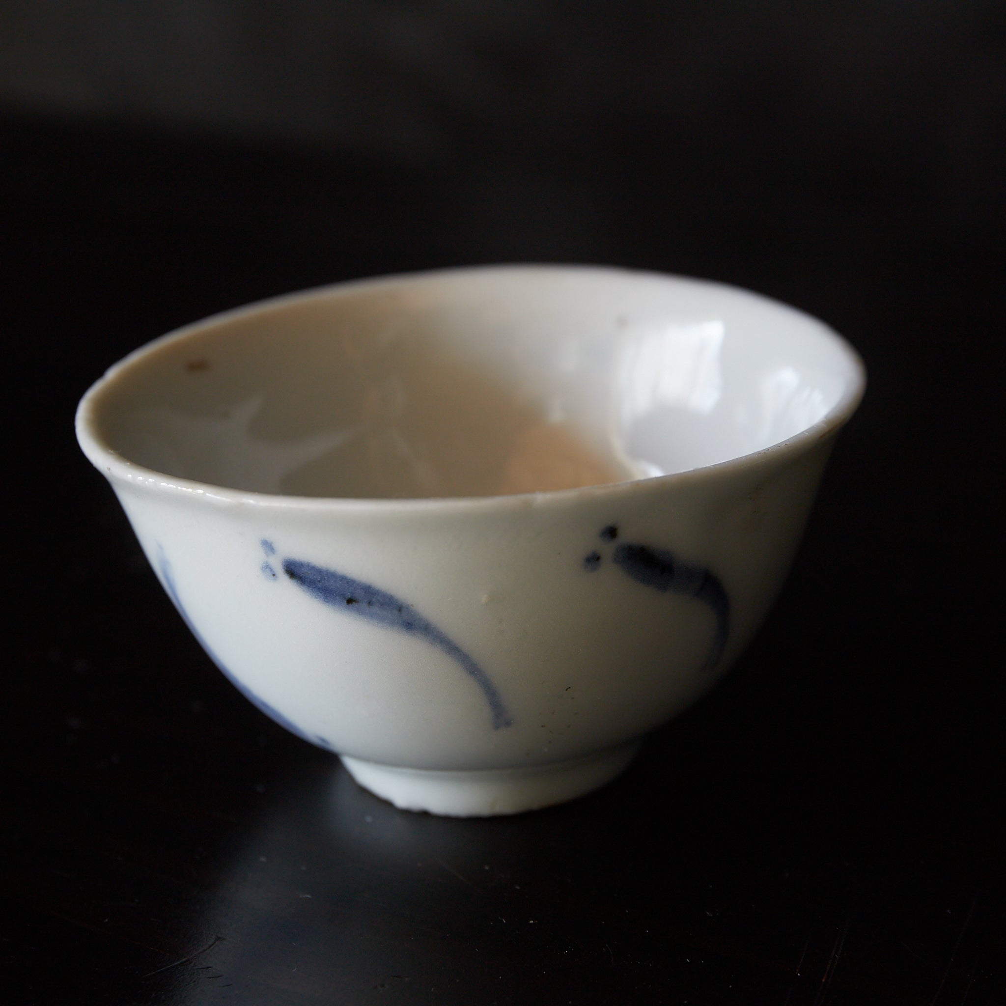 TAZA PARA SENCHA, Ko-Imari, porcelana azul y blanca con patrón de pez de arroz japonés, juego de 5, Período Edo(1603–1867 d. C.)