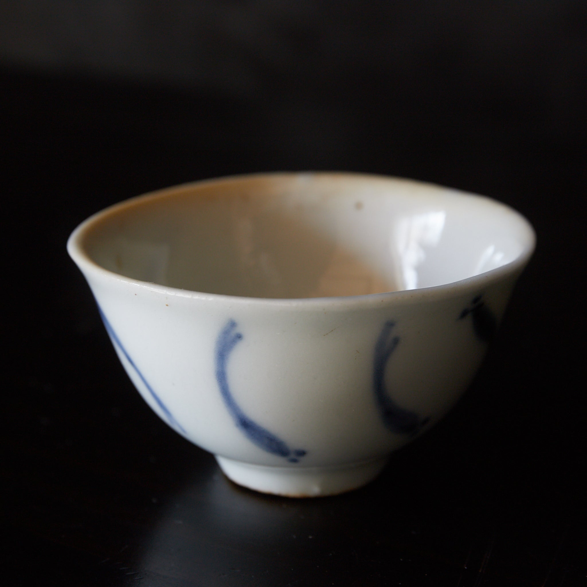 TAZA PARA SENCHA, Ko-Imari, porcelana azul y blanca con patrón de pez de arroz japonés, juego de 5, Período Edo(1603–1867 d. C.)
