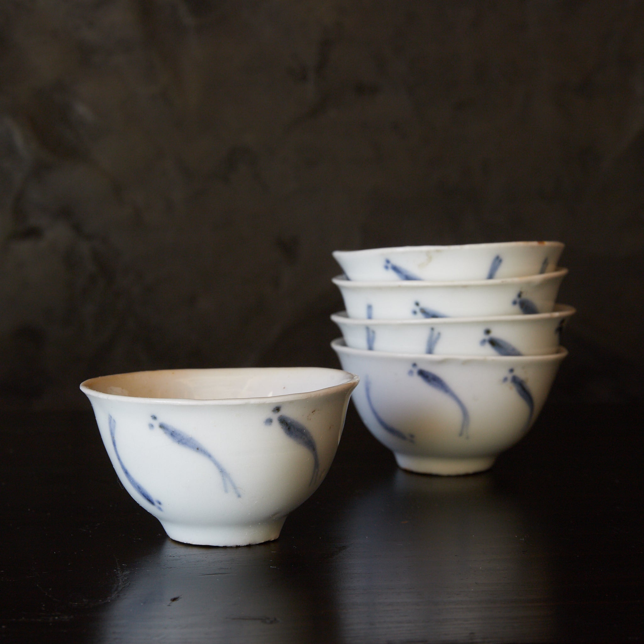 TAZA PARA SENCHA, Ko-Imari, porcelana azul y blanca con patrón de pez de arroz japonés, juego de 5, Período Edo(1603–1867 d. C.)