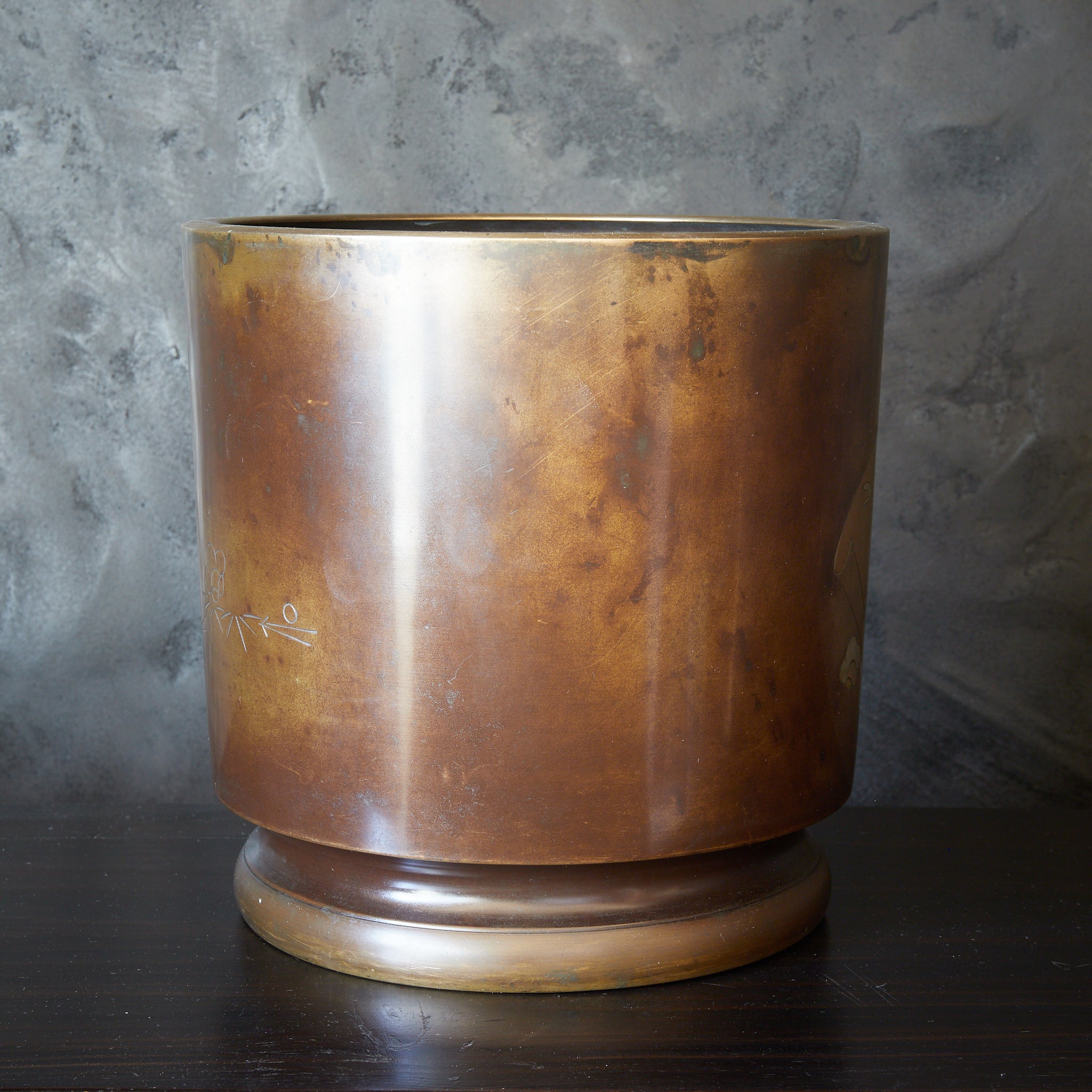BRASERO DE CARBÓN / BRASERO PARA TETERA DE COBRE, Grabado a línea e incrustado con patrón de mariposa, flor y bambú, Período Meiji(1868–1912 d. C.)