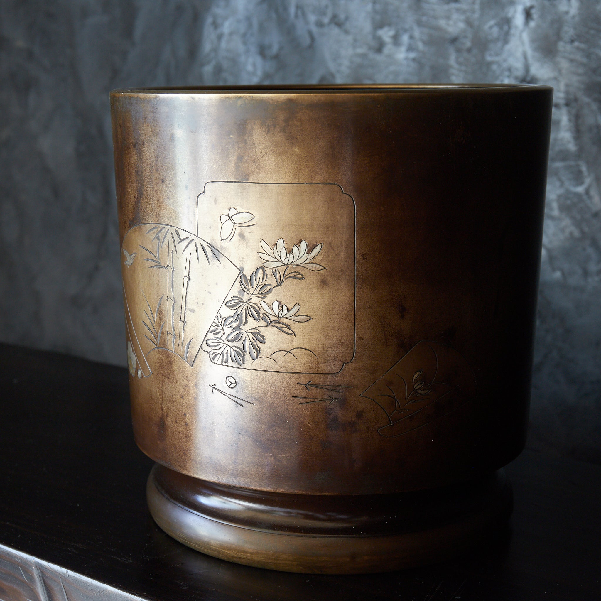 BRASERO DE CARBÓN / BRASERO PARA TETERA DE COBRE, Grabado a línea e incrustado con patrón de mariposa, flor y bambú, Período Meiji(1868–1912 d. C.)