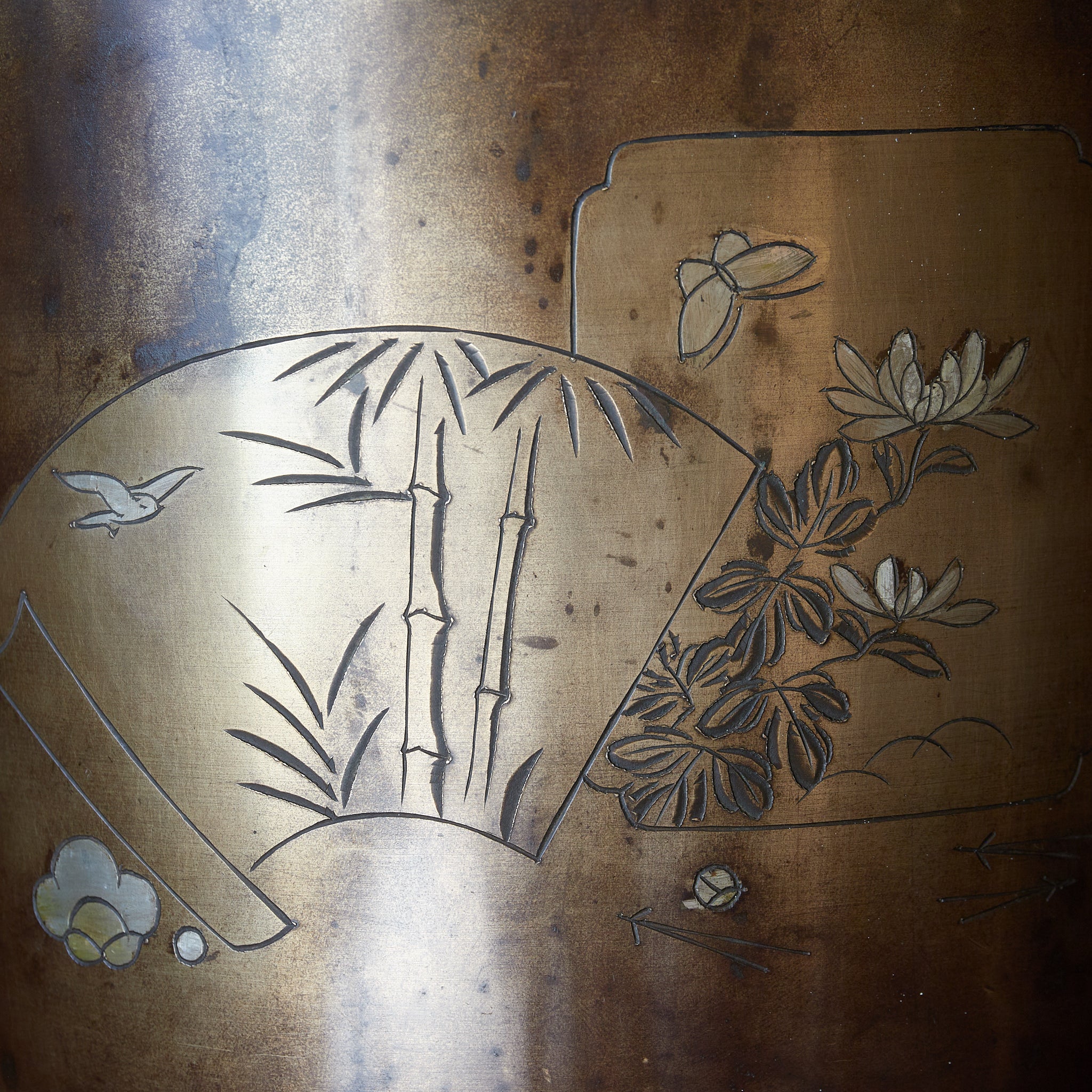 BRASERO DE CARBÓN / BRASERO PARA TETERA DE COBRE, Grabado a línea e incrustado con patrón de mariposa, flor y bambú, Período Meiji(1868–1912 d. C.)