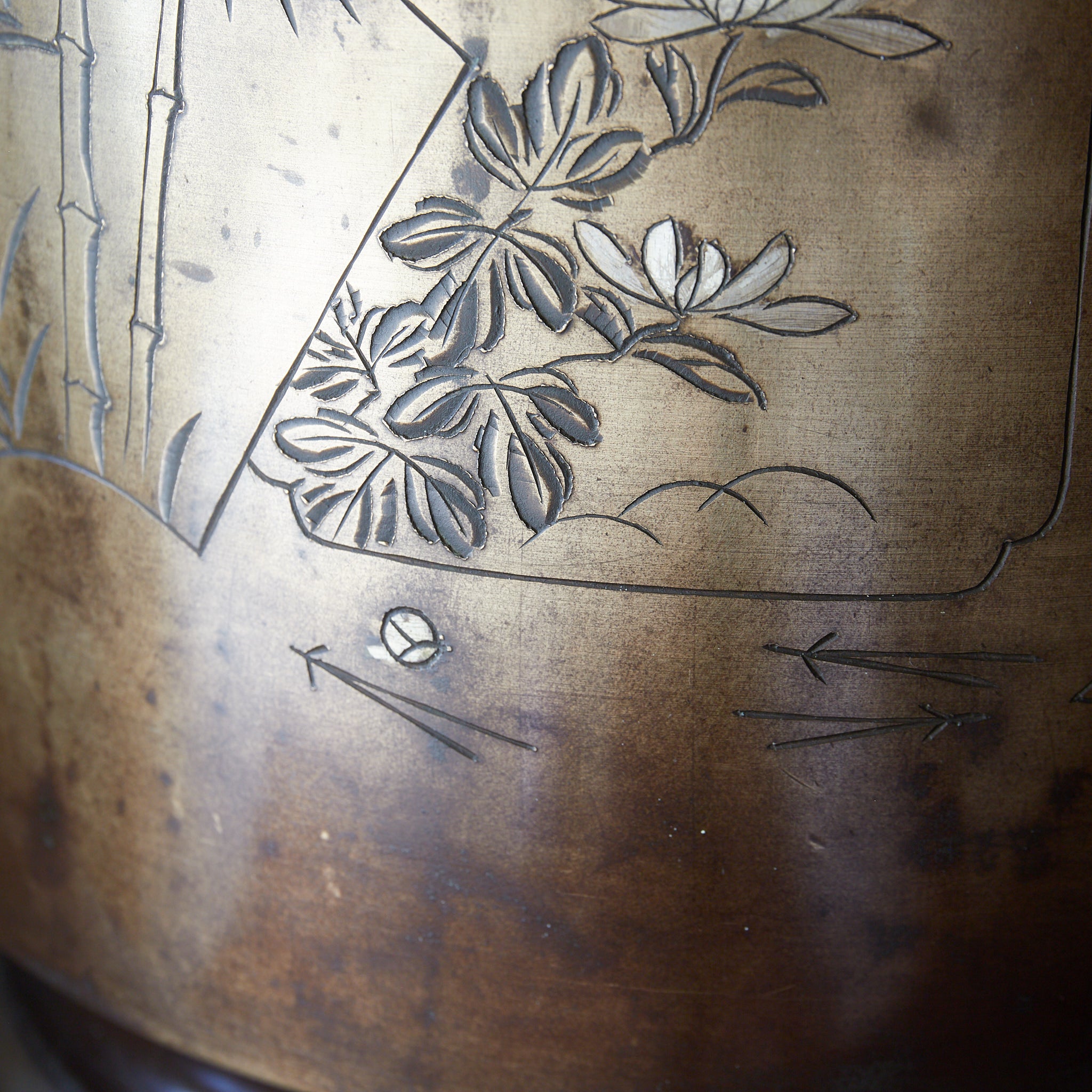 BRASERO DE CARBÓN / BRASERO PARA TETERA DE COBRE, Grabado a línea e incrustado con patrón de mariposa, flor y bambú, Período Meiji(1868–1912 d. C.)