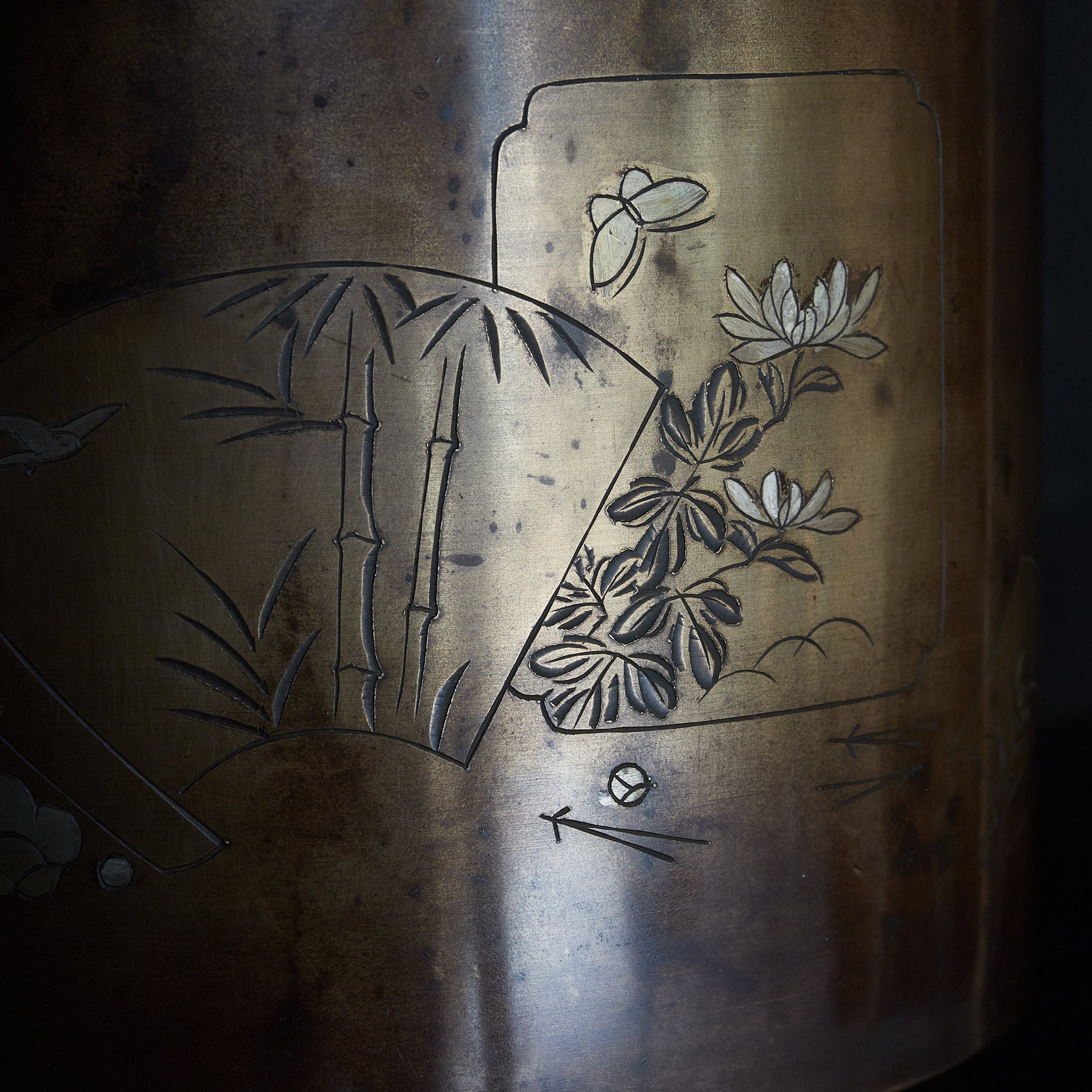 BRASERO DE CARBÓN / BRASERO PARA TETERA DE COBRE, Grabado a línea e incrustado con patrón de mariposa, flor y bambú, Período Meiji(1868–1912 d. C.)