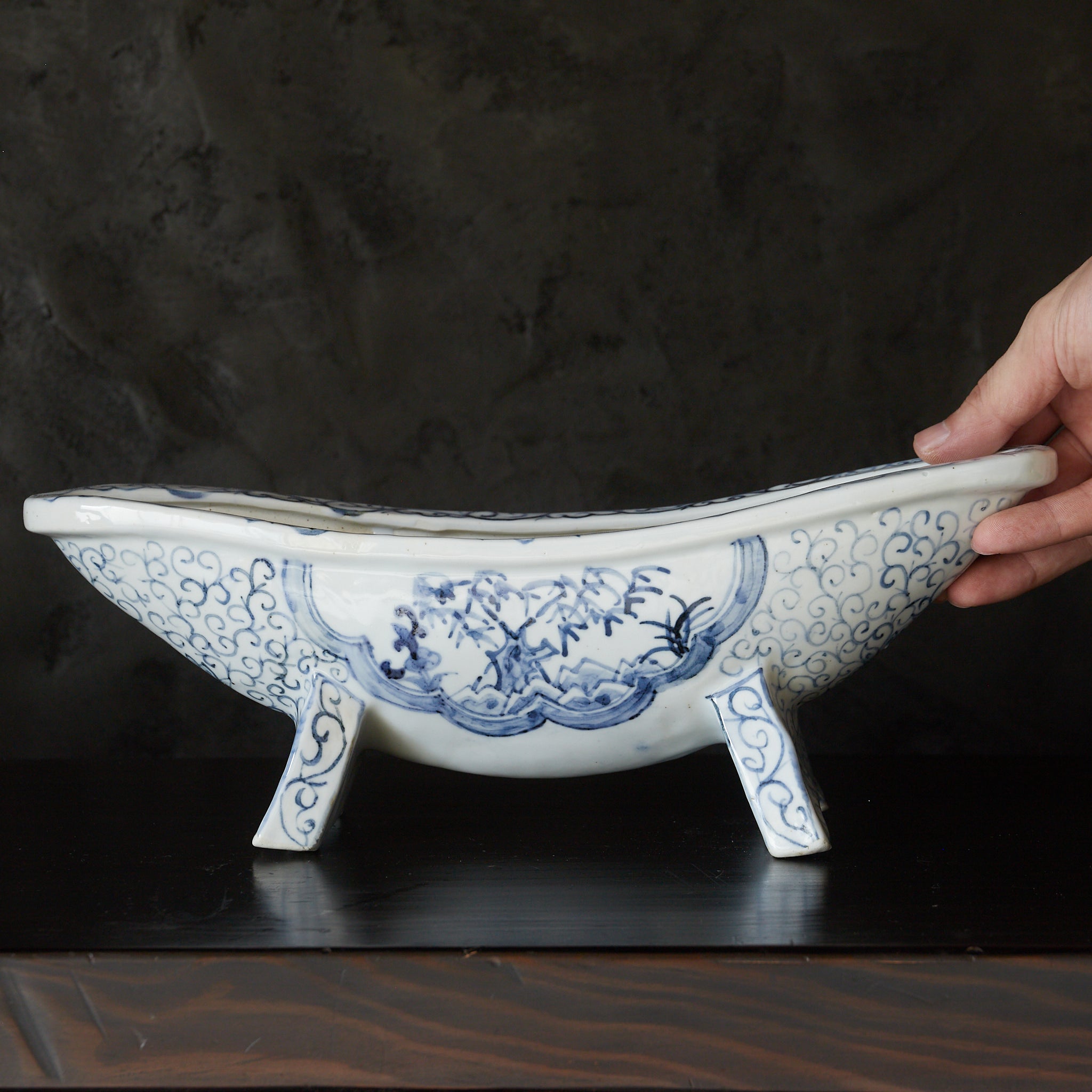 YAGEN, Ko-Imari, con azul bajo cubierta patrón de volutas, Período Edo–Meiji(1603–1912 d. C.)