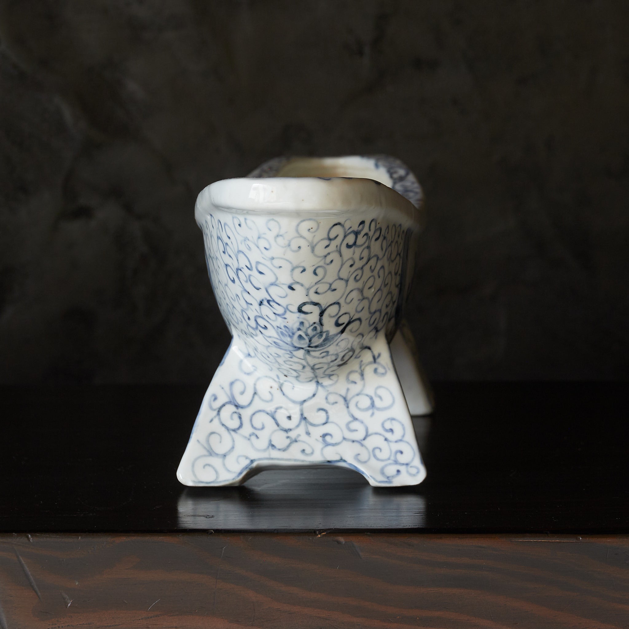 YAGEN, Ko-Imari, con azul bajo cubierta patrón de volutas, Período Edo–Meiji(1603–1912 d. C.)