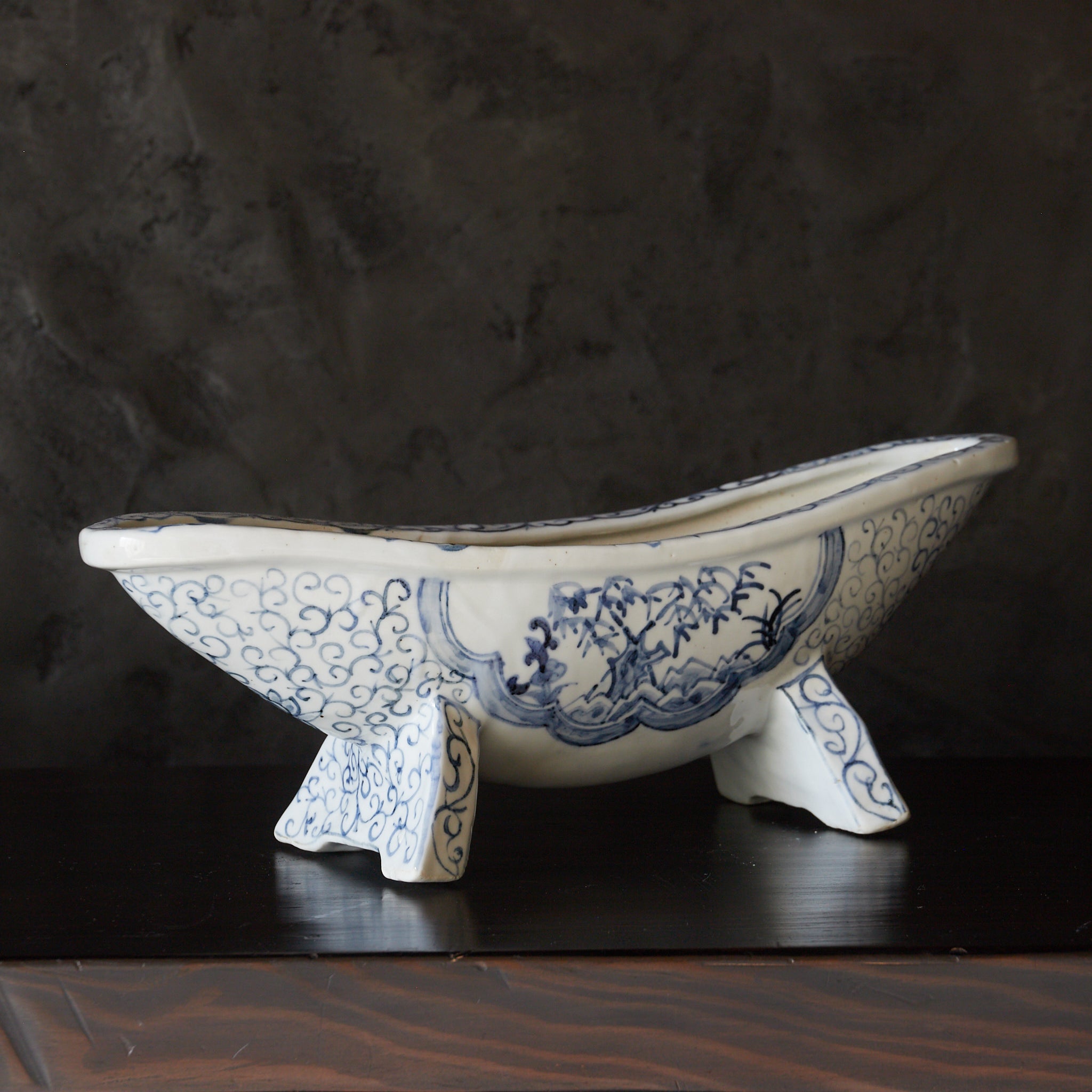 YAGEN, Ko-Imari, con azul bajo cubierta patrón de volutas, Período Edo–Meiji(1603–1912 d. C.)