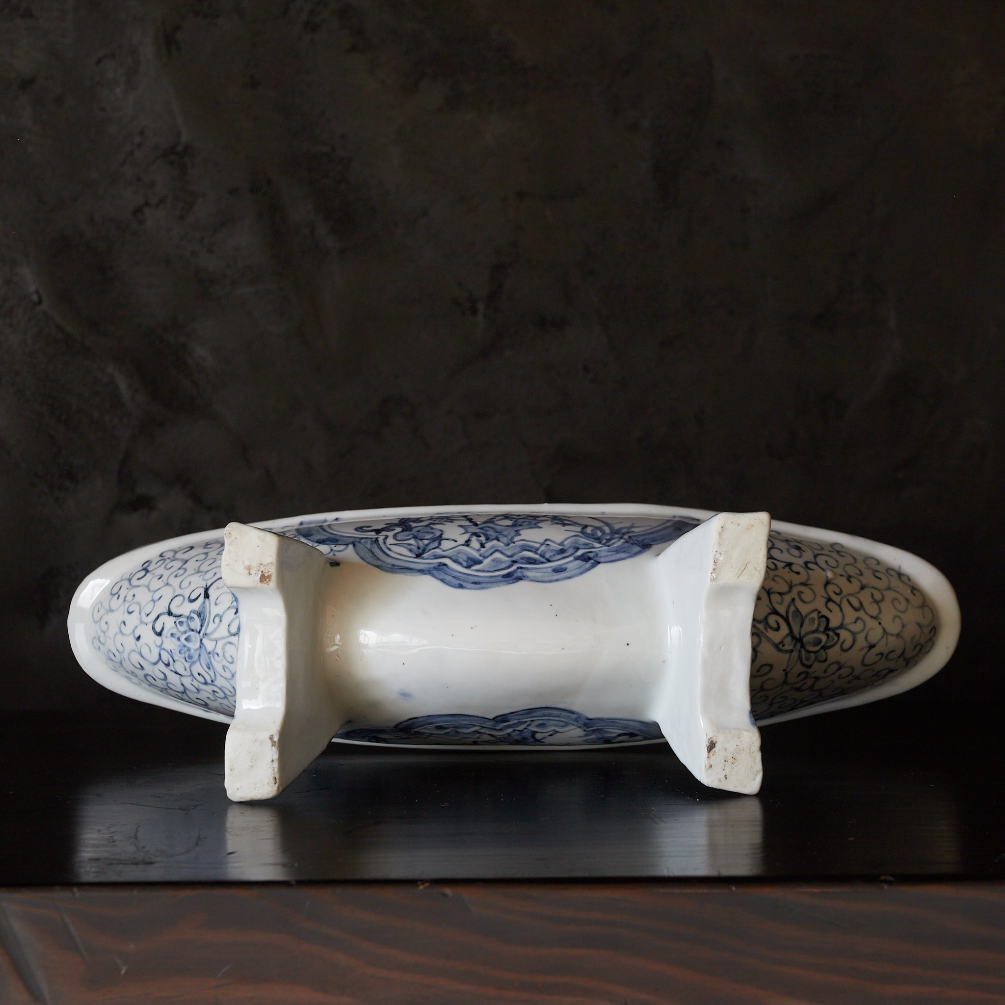YAGEN, Ko-Imari, con azul bajo cubierta patrón de volutas, Período Edo–Meiji(1603–1912 d. C.)