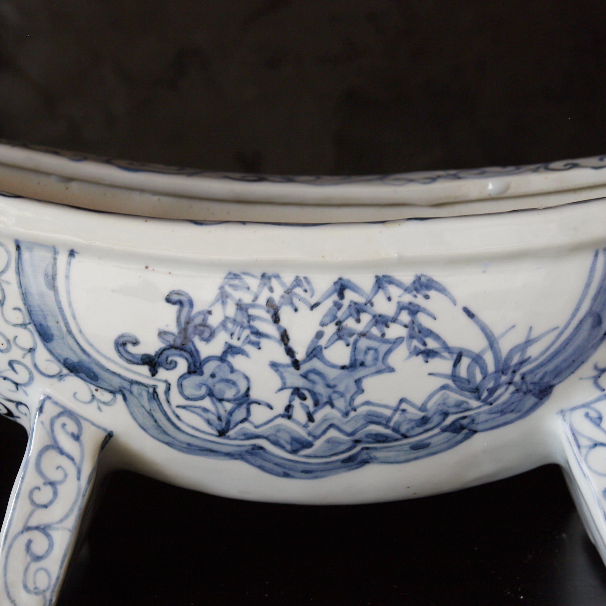 YAGEN, Ko-Imari, con azul bajo cubierta patrón de volutas, Período Edo–Meiji(1603–1912 d. C.)