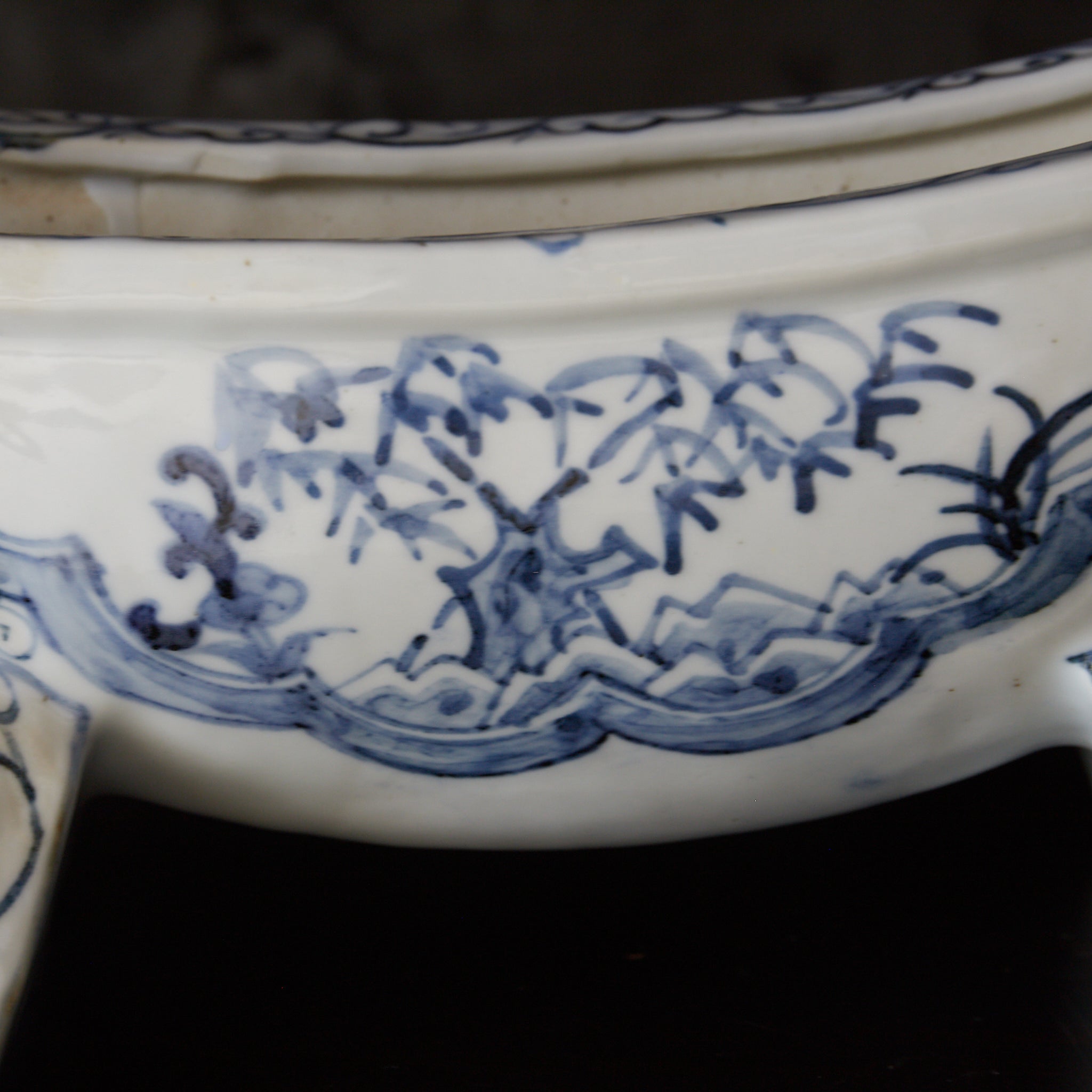 YAGEN, Ko-Imari, con azul bajo cubierta patrón de volutas, Período Edo–Meiji(1603–1912 d. C.)