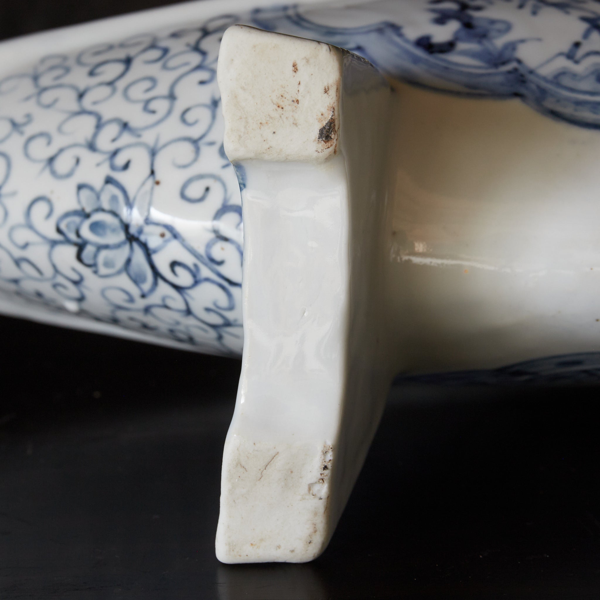 YAGEN, Ko-Imari, con azul bajo cubierta patrón de volutas, Período Edo–Meiji(1603–1912 d. C.)
