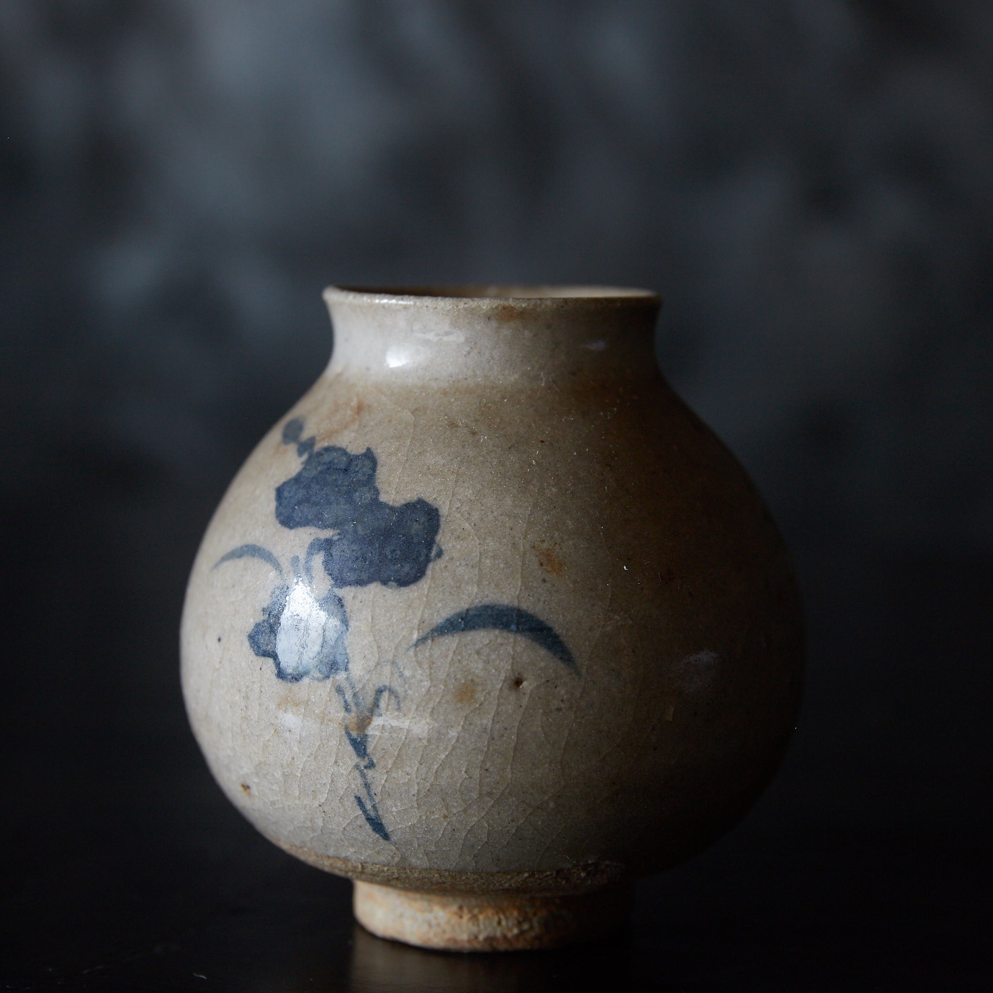 JARRA PEQUEÑA, Horno popular antiguo, con azul bajo cubierta diseño floral, Período Edo(1603–1867 d. C.)