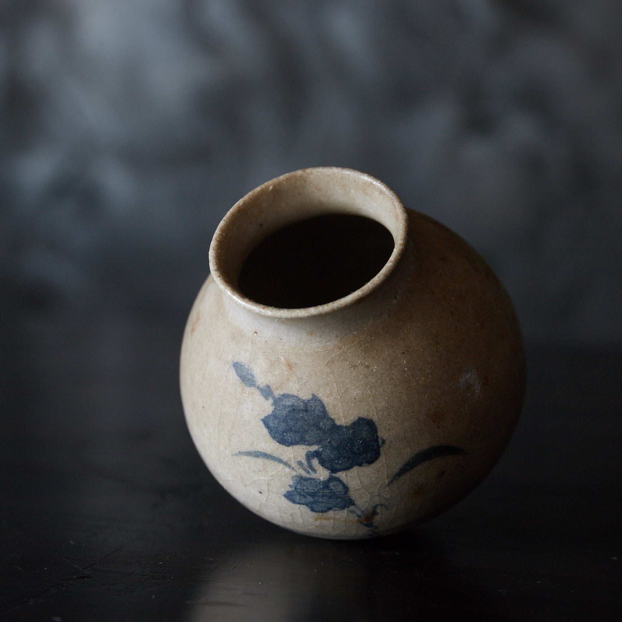 JARRA PEQUEÑA, Horno popular antiguo, con azul bajo cubierta diseño floral, Período Edo(1603–1867 d. C.)