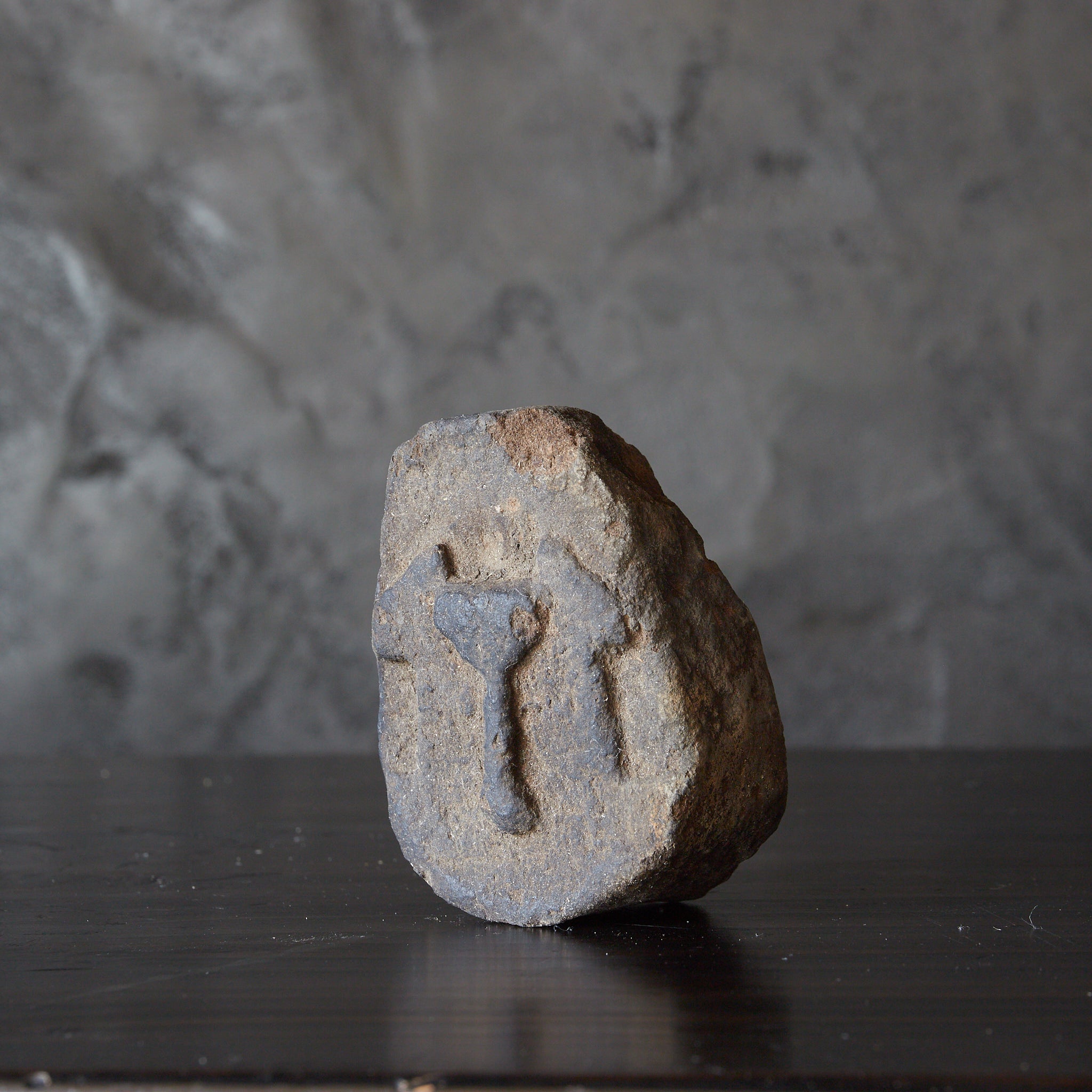 KERAMIKSTATUE, Reliefgeschnitzte mit Tau-Kreuz-Design, Antike(3.–12. Jahrhundert)