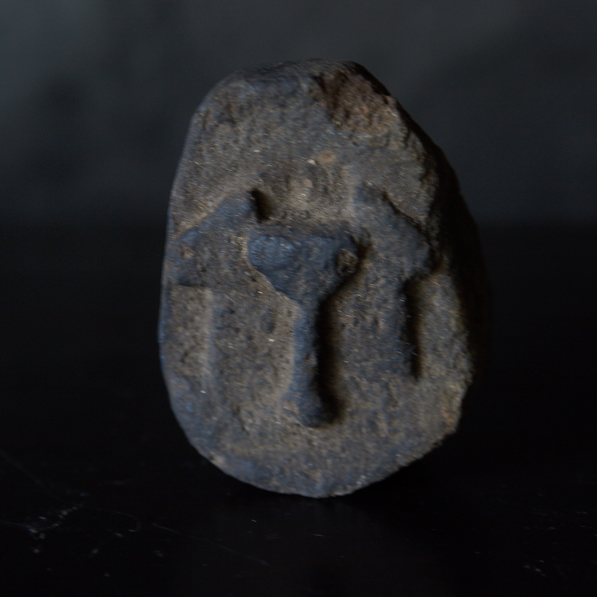 KERAMIKSTATUE, Reliefgeschnitzte mit Tau-Kreuz-Design, Antike(3.–12. Jahrhundert)