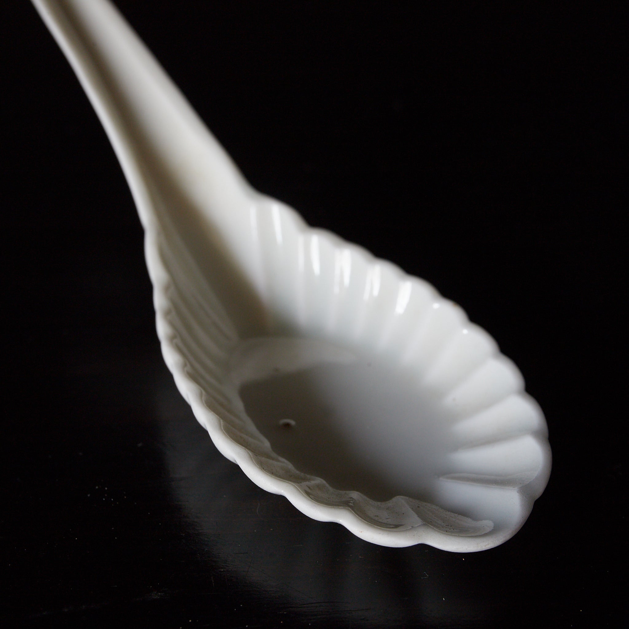 明代–清代 白磁菊花形蓮華 水滴(1368–1911CE)