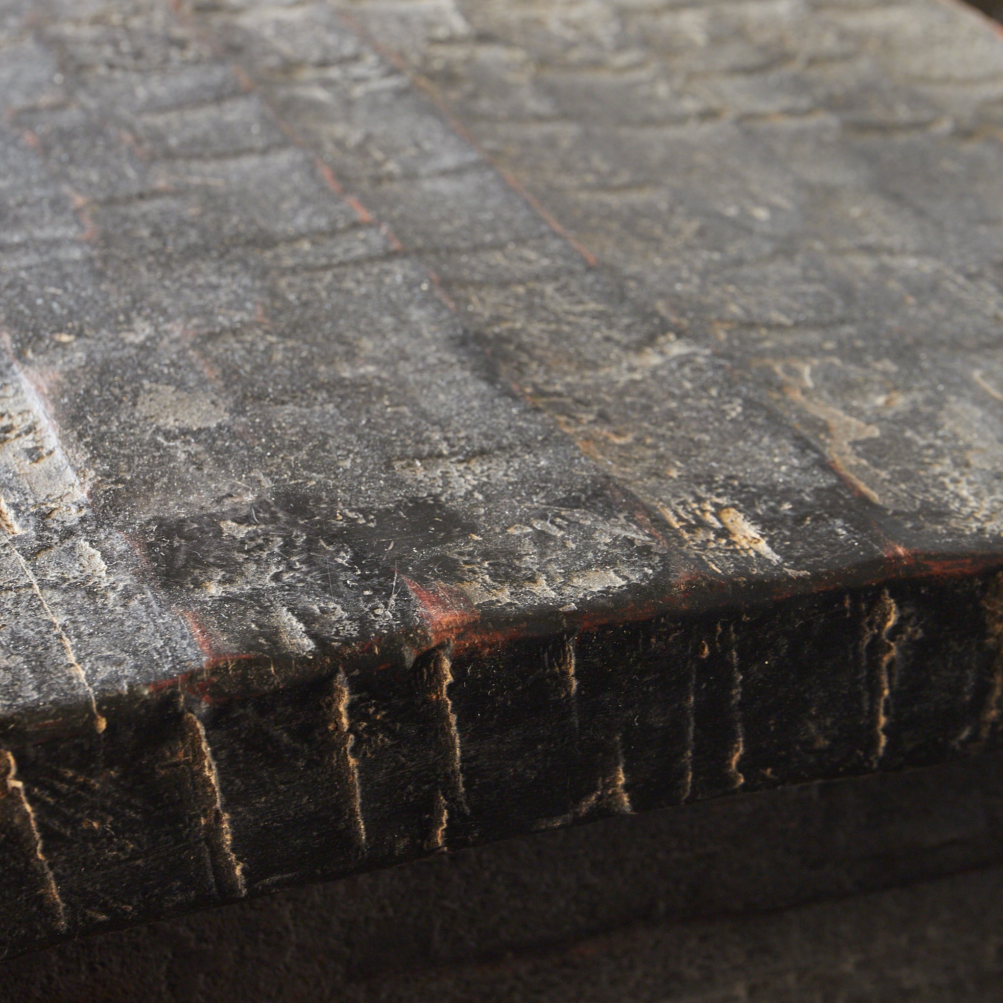 CAJA LACADA EN NEGRO, Con patrón de marcas de azuela, Antigüedad laosiana, Edad Moderna Temprana(Siglos XVI–XIX)