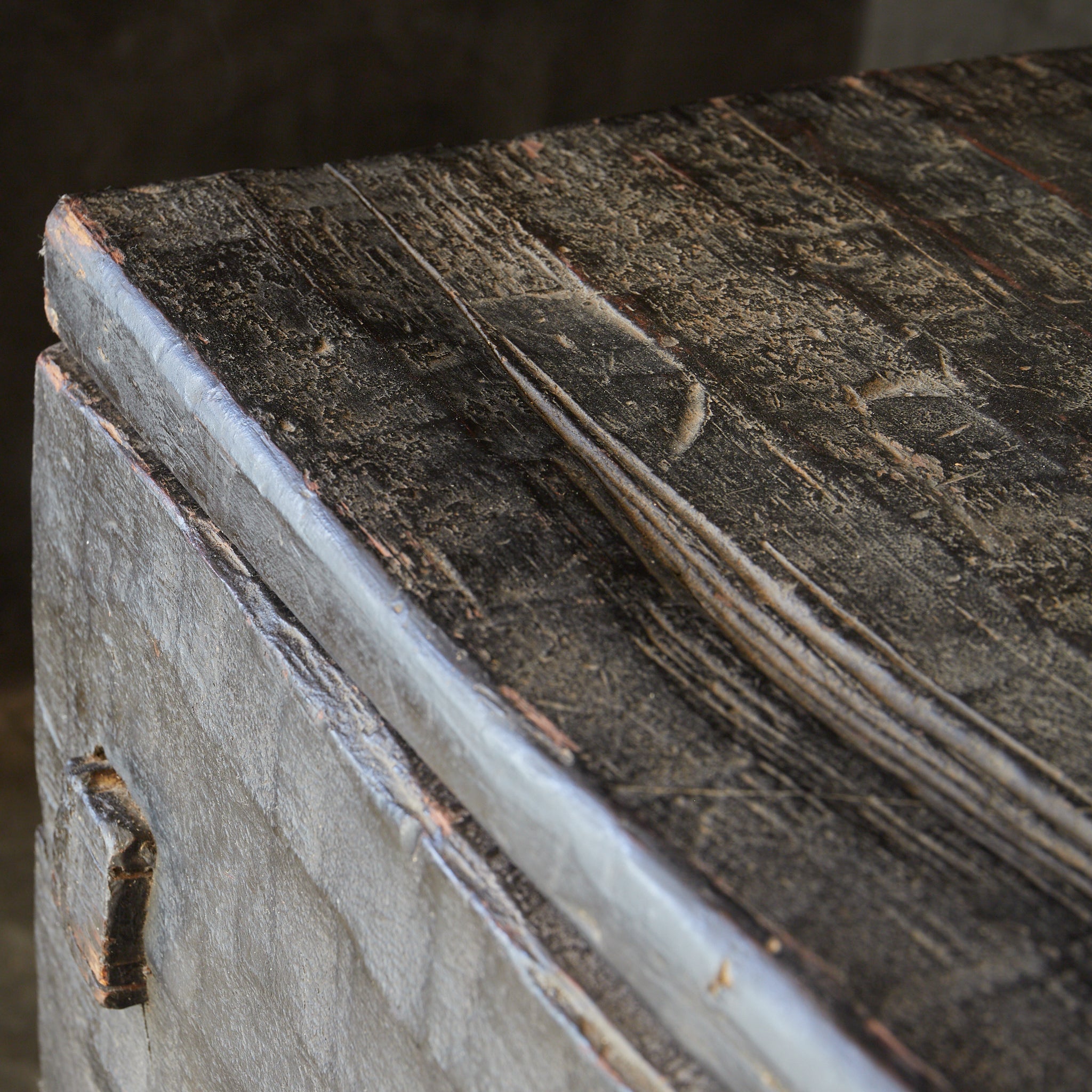 CAJA LACADA EN NEGRO, Con patrón de marcas de azuela, Antigüedad laosiana, Edad Moderna Temprana(Siglos XVI–XIX)