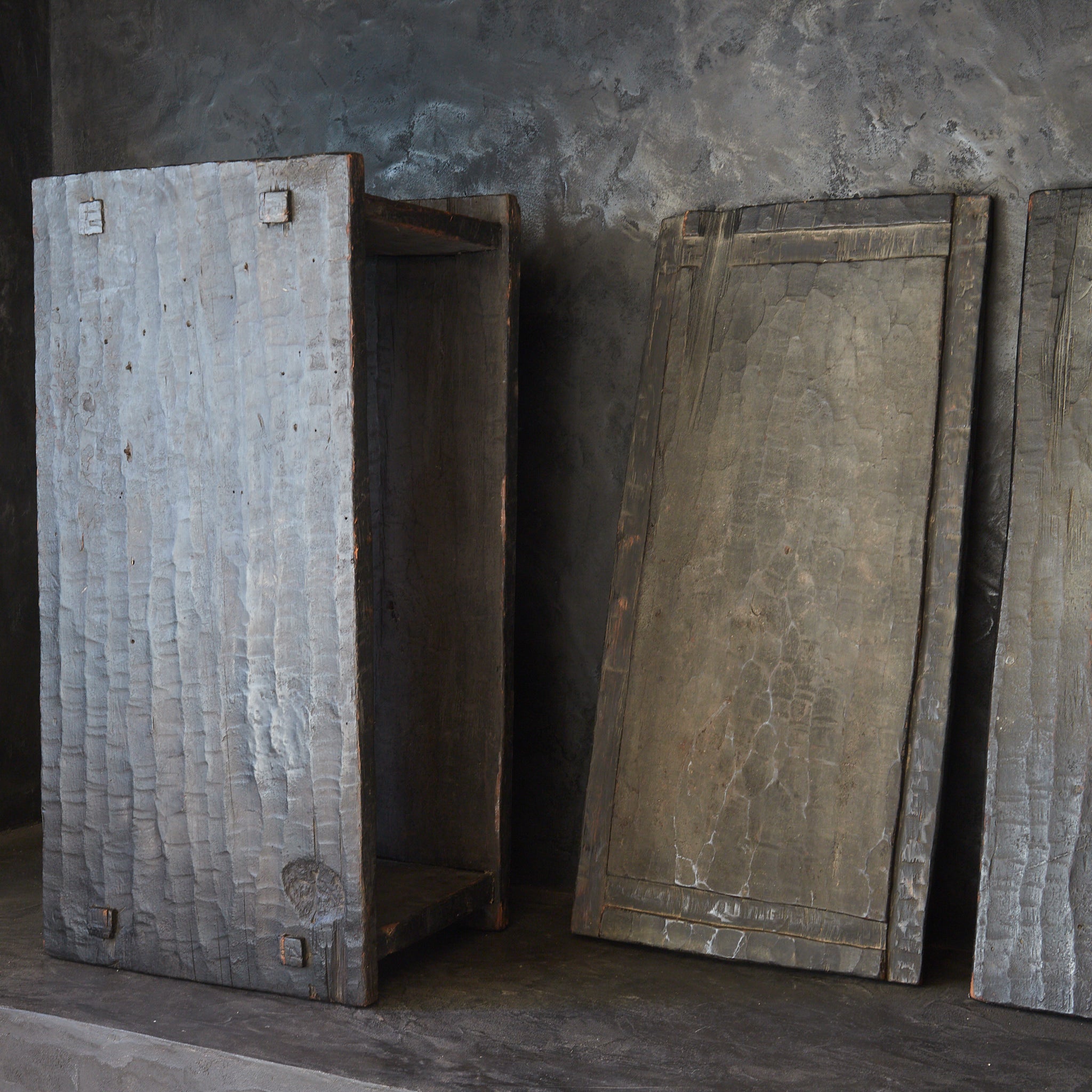 CAJA LACADA EN NEGRO, Con patrón de marcas de azuela, Antigüedad laosiana, Edad Moderna Temprana(Siglos XVI–XIX)