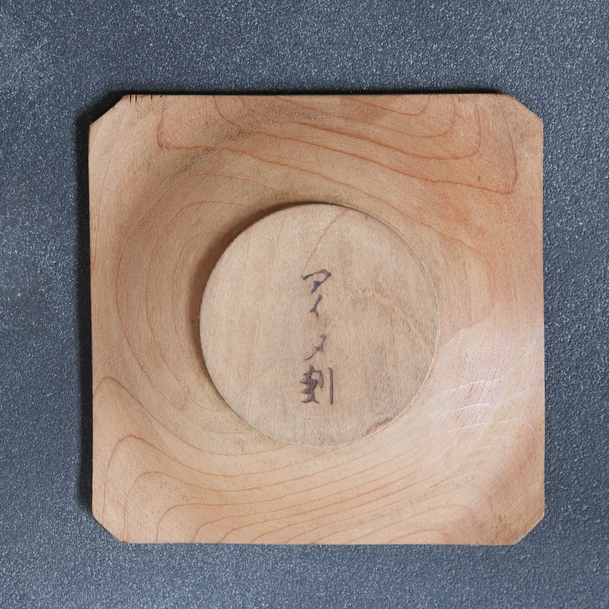 PLATO DE MADERA AINU, Inscripción ainu, juego de 5, Período Showa(1926–1989 d. C.)