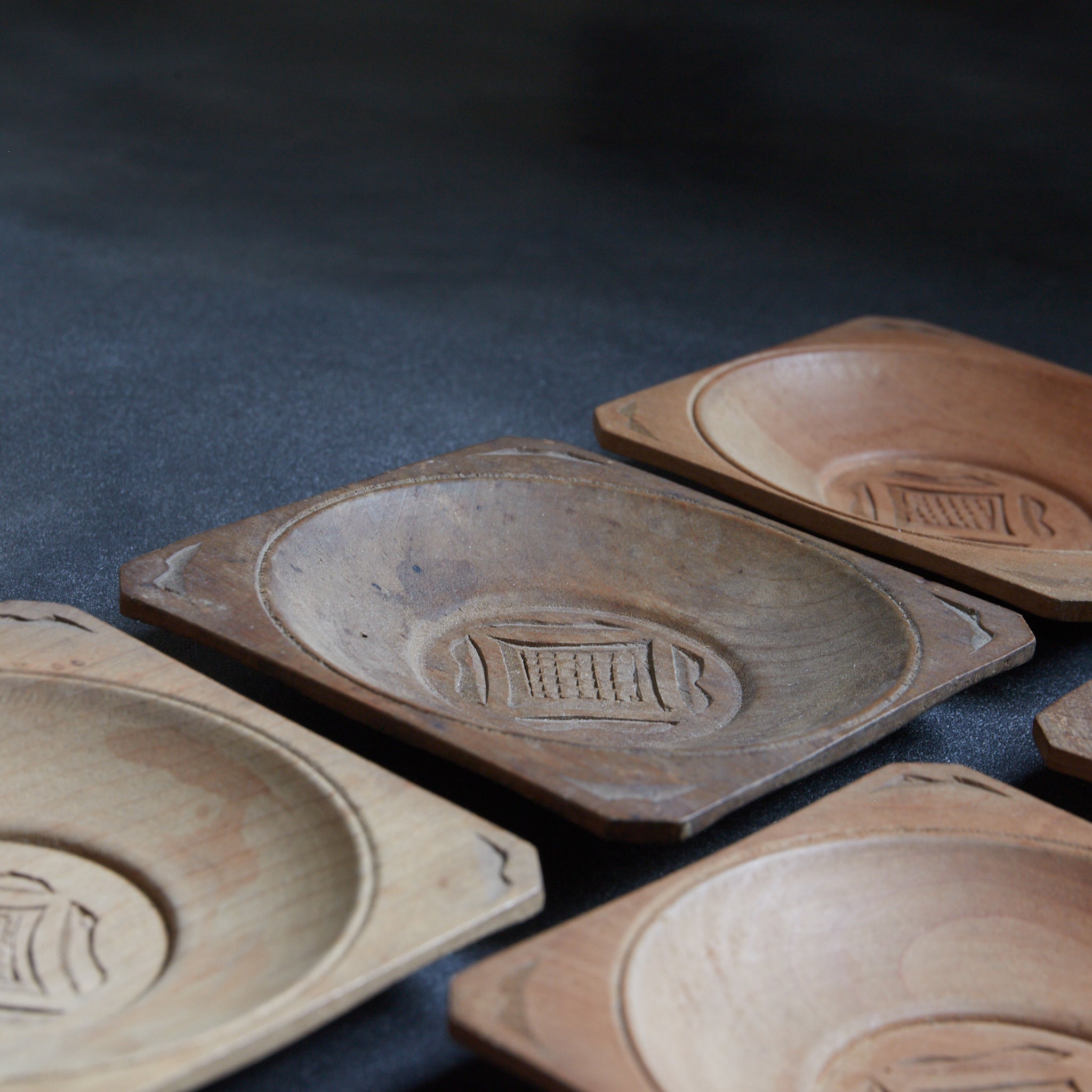 PLATO DE MADERA AINU, Inscripción ainu, juego de 5, Período Showa(1926–1989 d. C.)