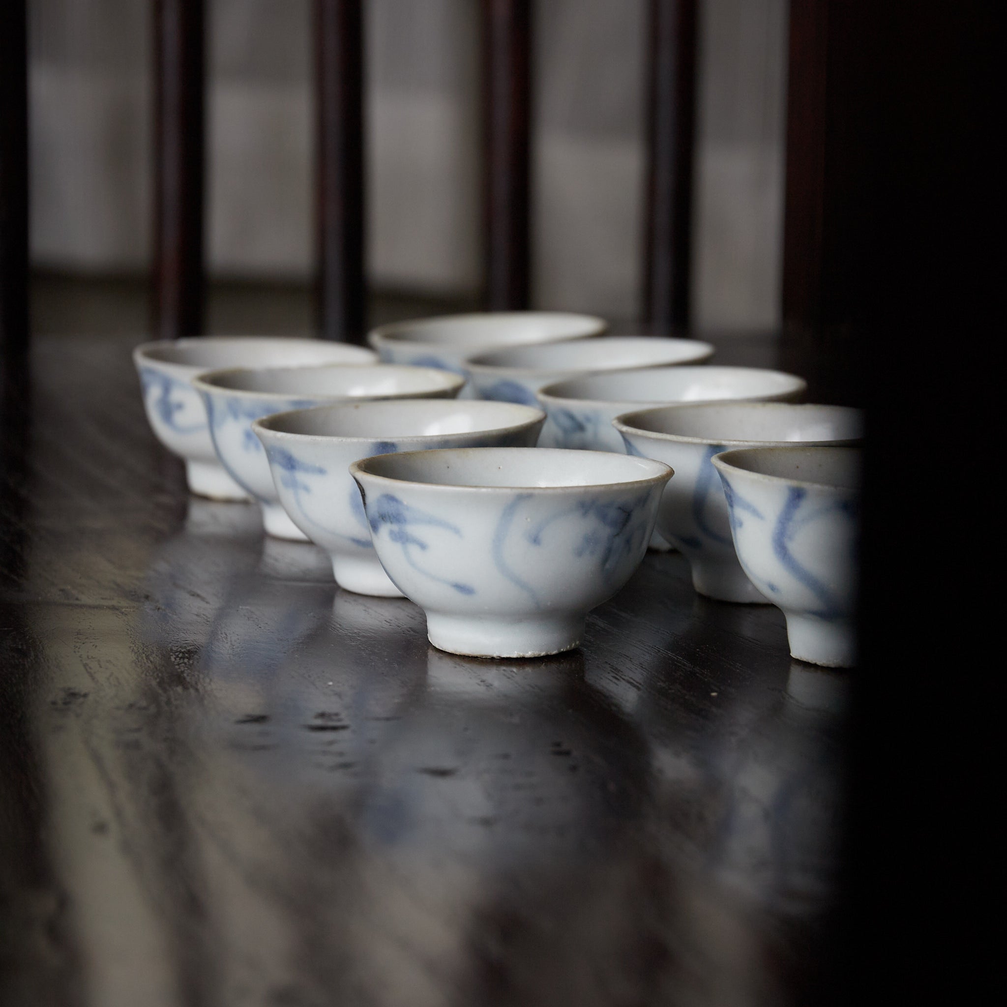TAZA PARA SENCHA, Porcelana azul y blanca con diseño de hierba de orquídea, juego de 9, Dinastía Ming–Qing(1368–1911 d. C.)