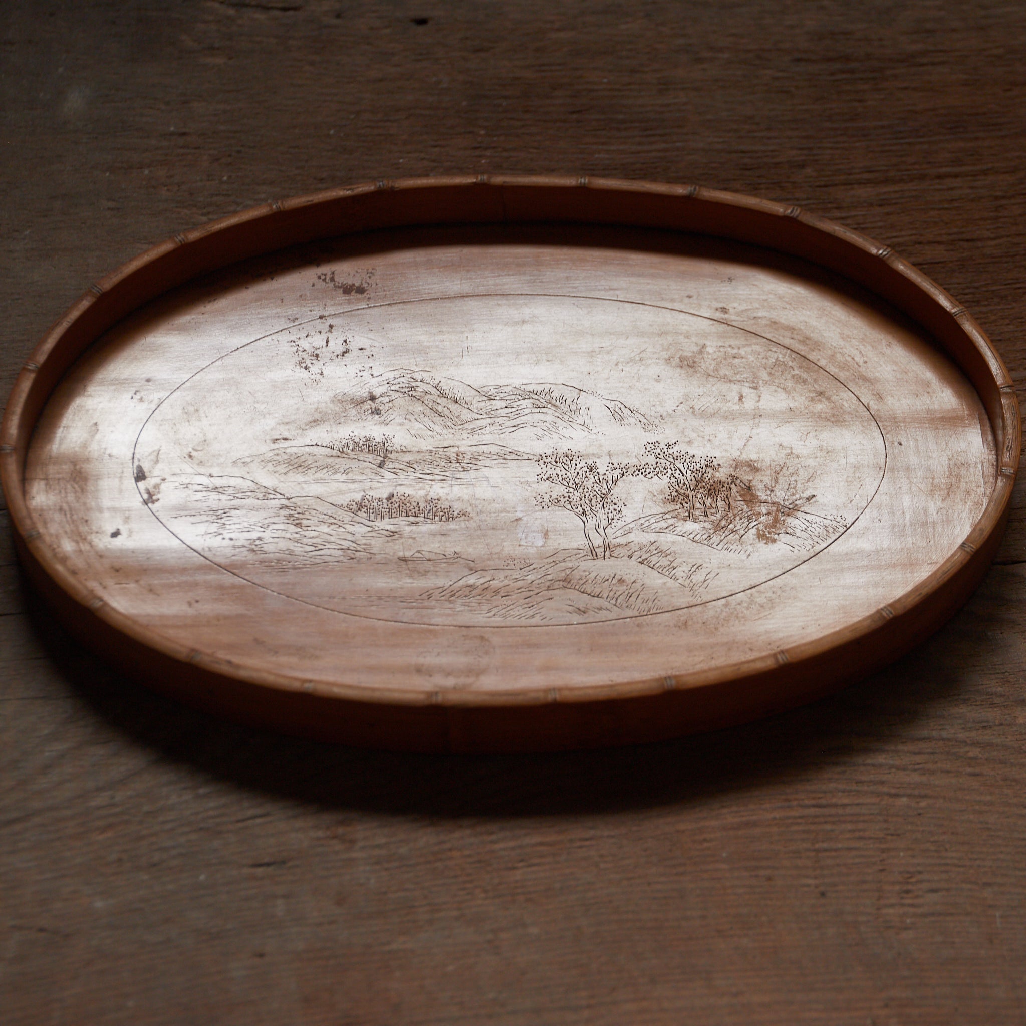 BANDEJA DE TÉ DE BAMBÚ, Tallada con diseño de paisaje, Período Meiji–Taisho(1868–1926 d. C.)